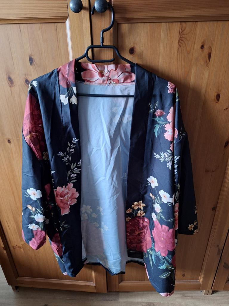 Kimono zwart rode bloemenpatroon nieuw XL, Zwart, Nieuw, Ophalen of Verzenden, Jas of Mantel
