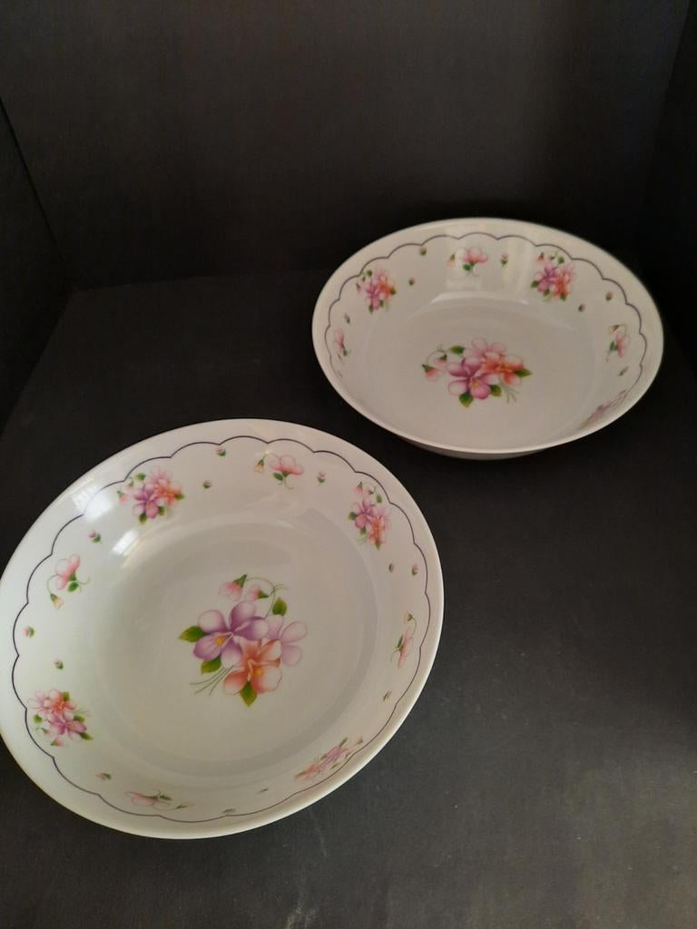 Twee melamine schalen met bloemmotief, Huis en Inrichting, Keuken | Servies, Zo goed als nieuw, Schaal of Schalen, Overige stijlen