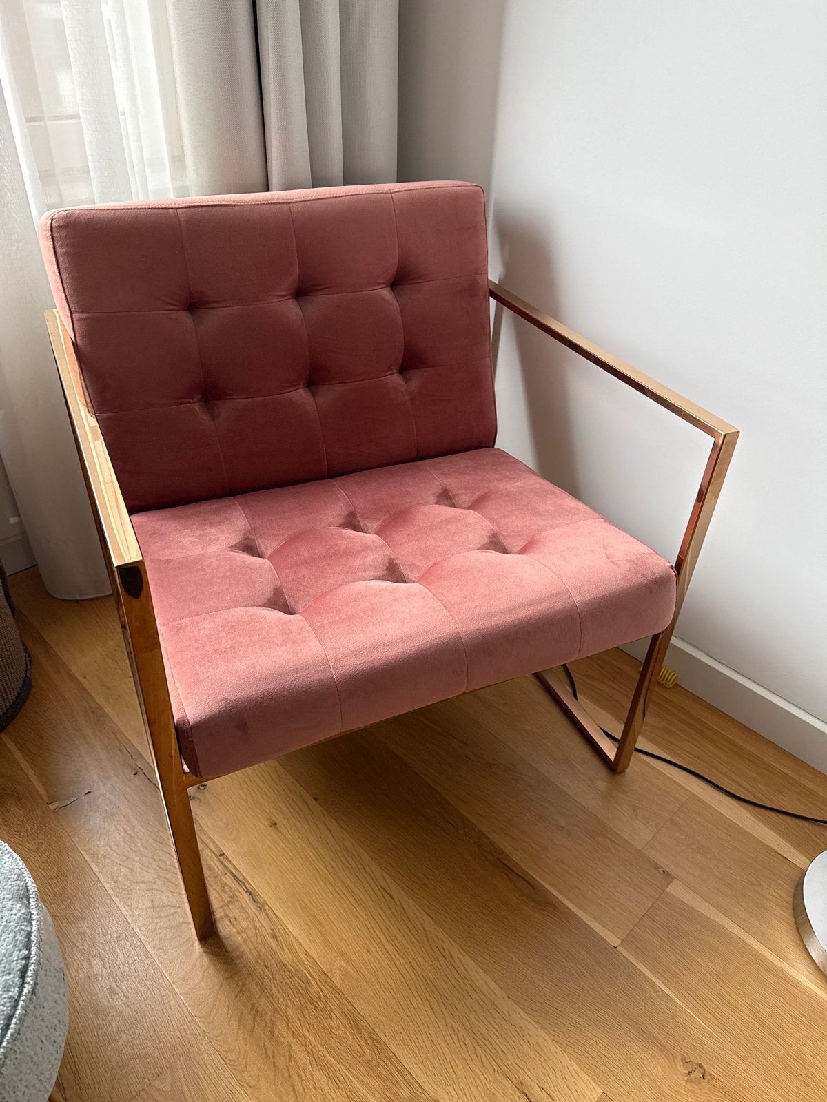 Roze fluwelen fauteuil met roségouden frame, Huis en Inrichting, Fauteuils, Ophalen, Minder dan 75 cm, Zo goed als nieuw, Stof
