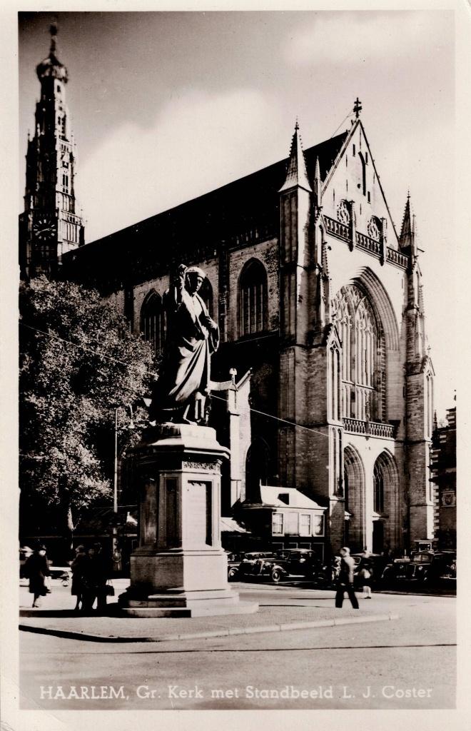 Haarlem – Grote Kerk met standbeeld L.J. Coster., Ophalen of Verzenden, 1940 tot 1960, Gelopen, Noord-Holland
