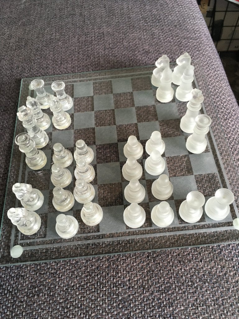 glazen schaakspel met glazen pionnen, Een of twee spelers, Ophalen of Verzenden, Zo goed als nieuw, Onbekt