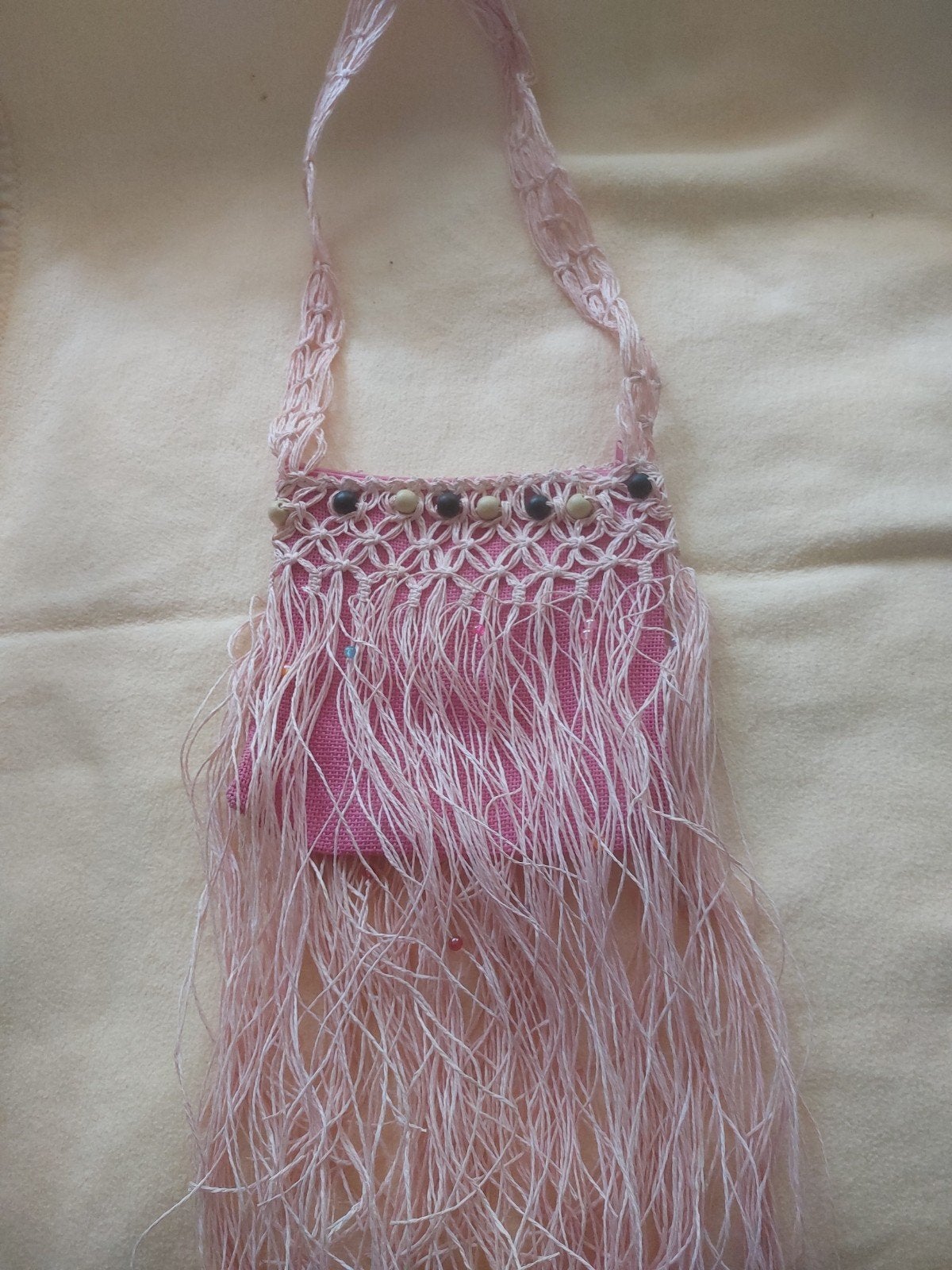 Roze macramé schoudertasmet franjes en kralen, Sieraden, Tassen en Uiterlijk, Tassen | Damestassen, Verzenden, Nieuw, Roze, Schoudertasje