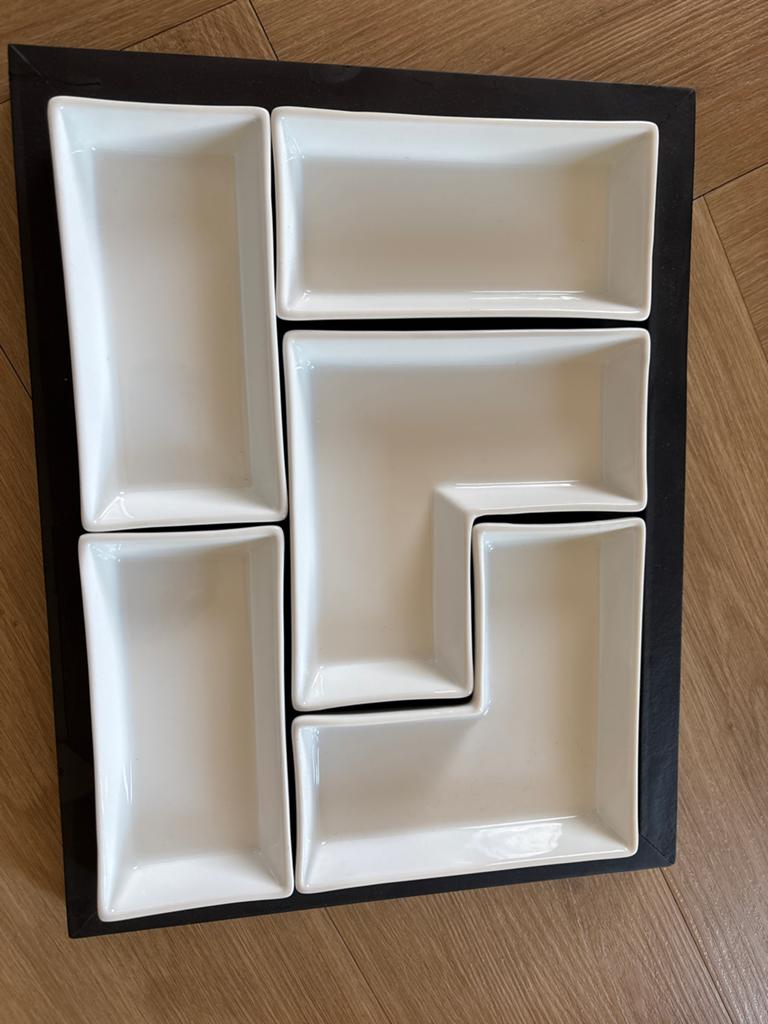 Set serveerbordjes met handig plateau - Zo goed als nieuw, Huis en Inrichting, Keuken | Servies, Keramiek, Ophalen of Verzenden