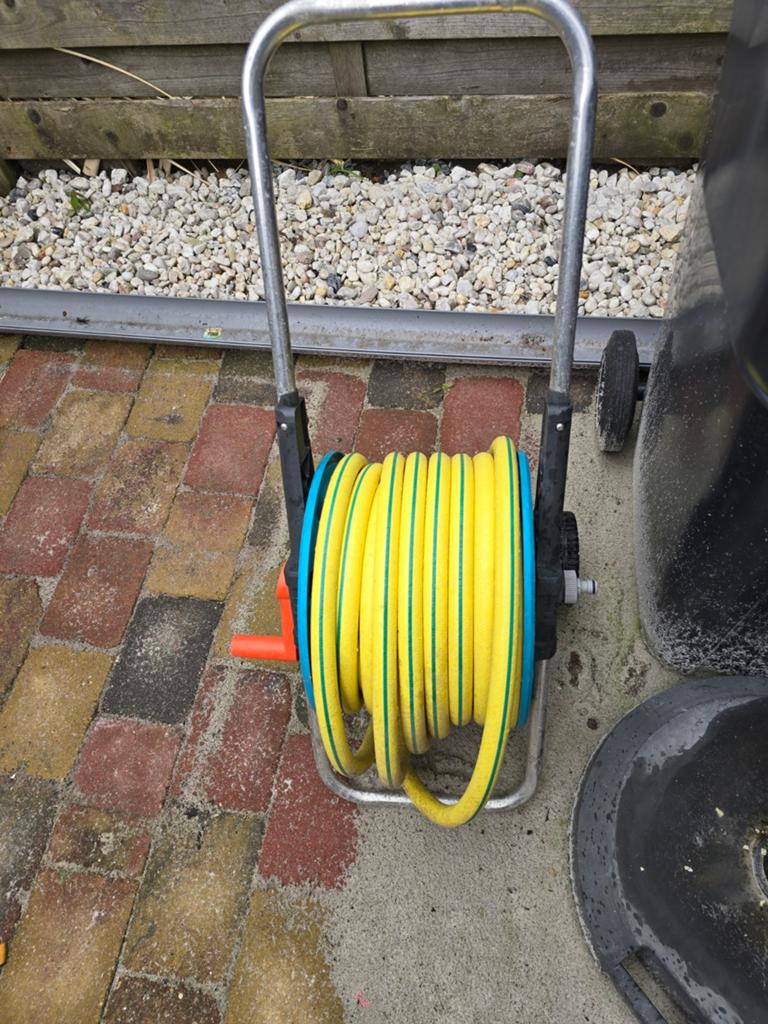 Waterslang vijver + bloempot + 3 tonnetjes, Ophalen, Gebruikt, Tuinslanghaspel