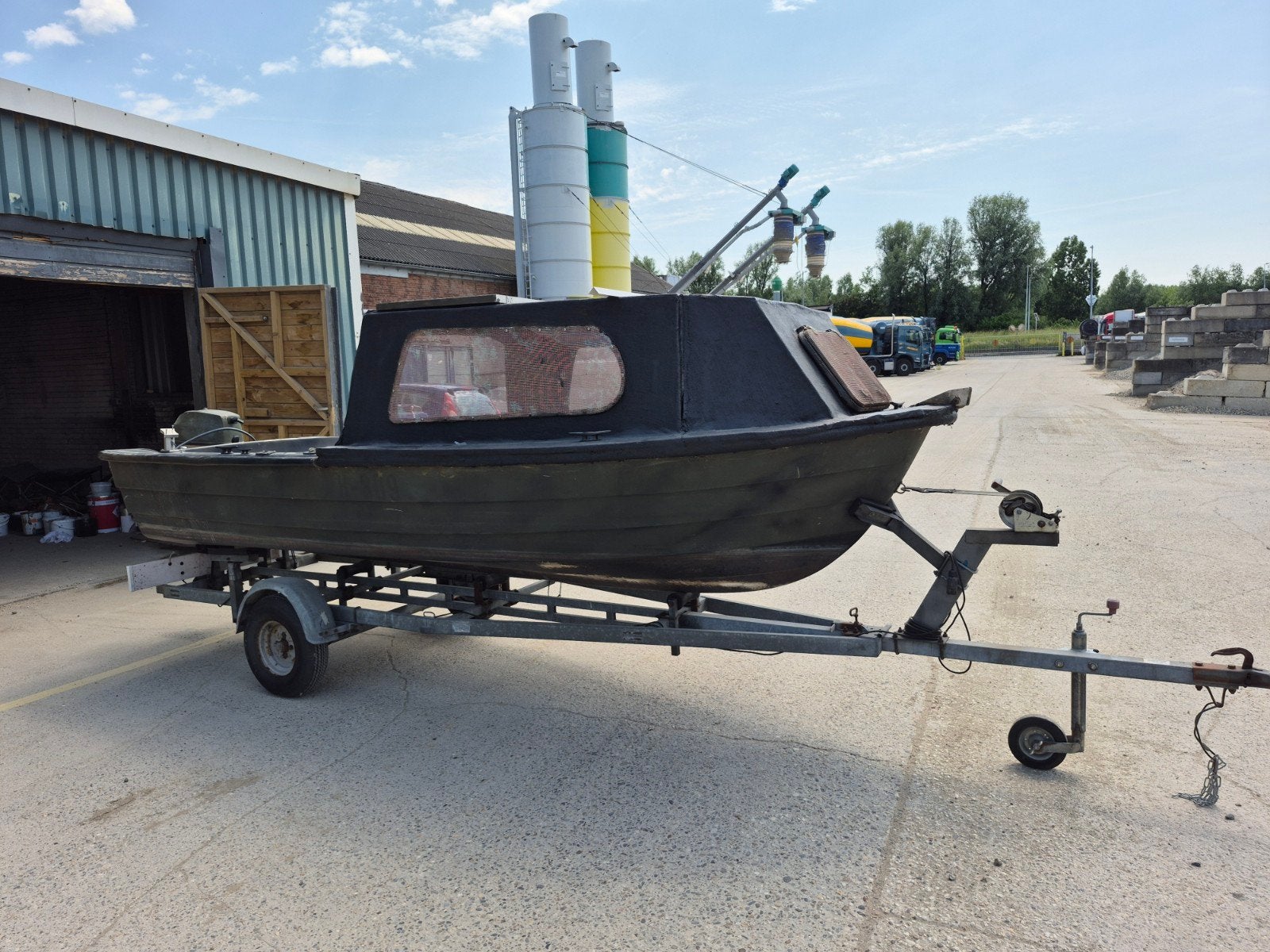 Robuuste karper visboot met buitenboordmotor en trailer, Benzine, Overige merken, Gebruikt, Zonnepaneel