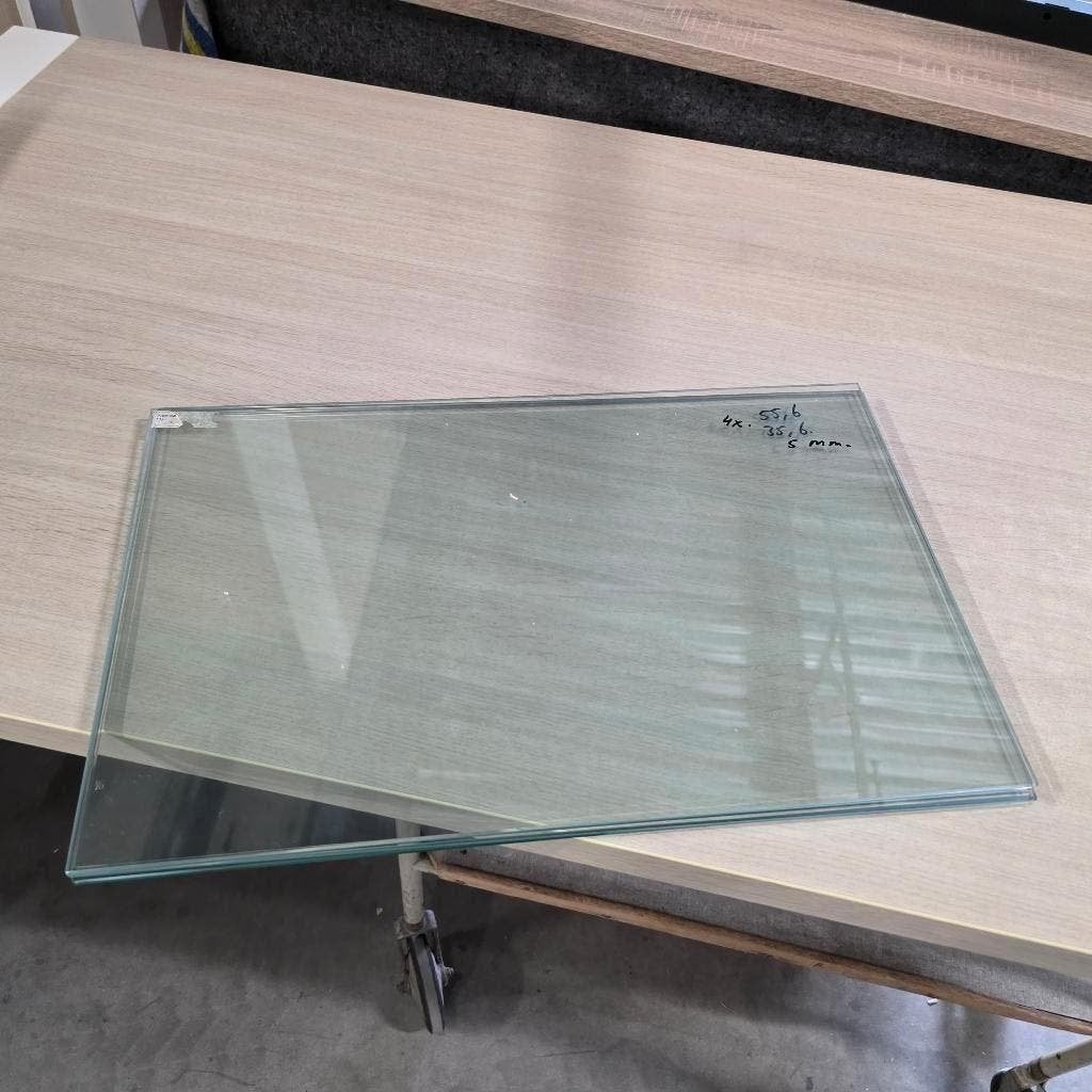 4 glazen schappen uit vitrine  afm glasplaten 55,6x35,6 cm