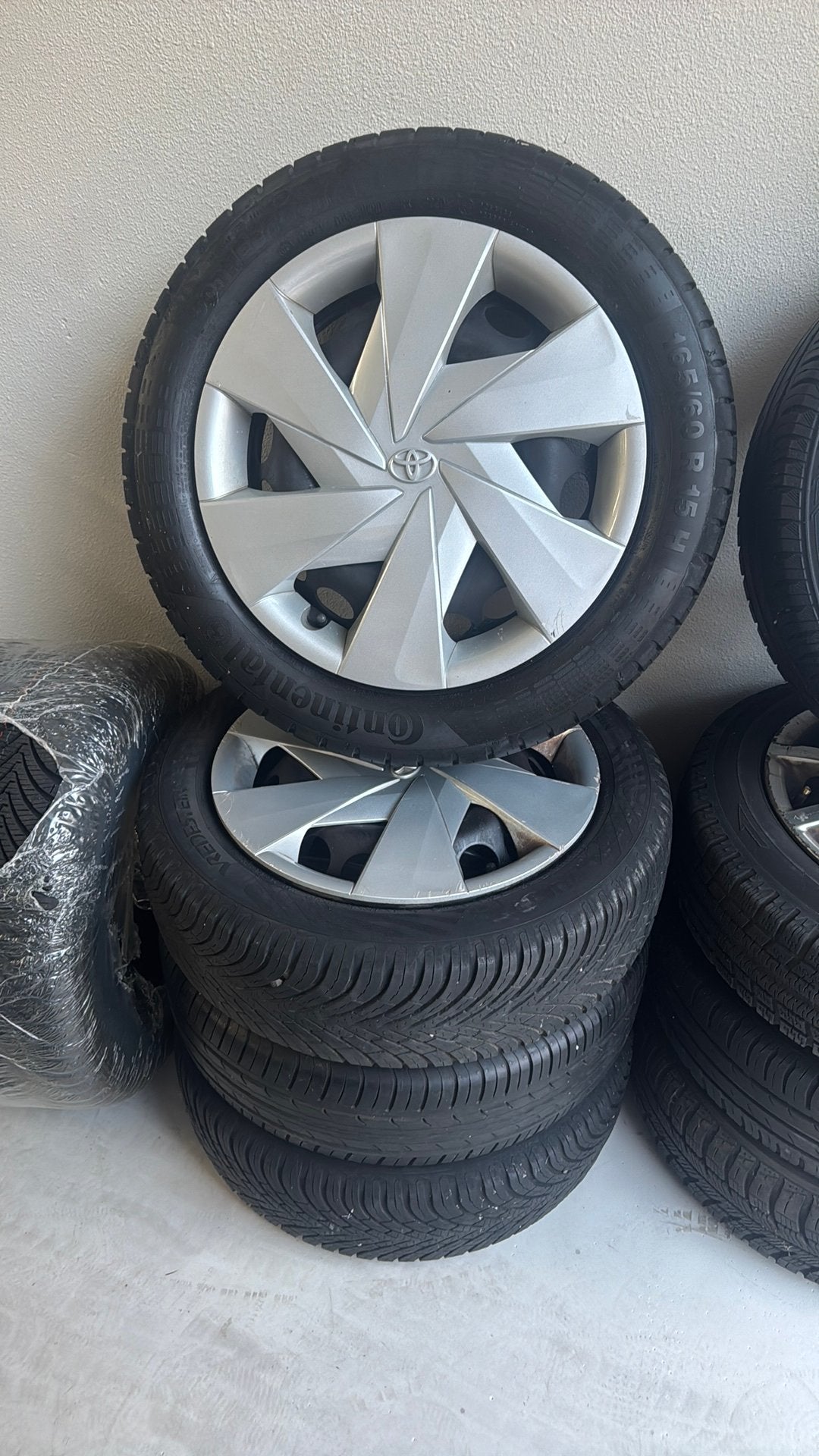 Michelin/Vredestein Banden met wieldoppen 165/60 R15, Ophalen of Verzenden, Zo goed als nieuw