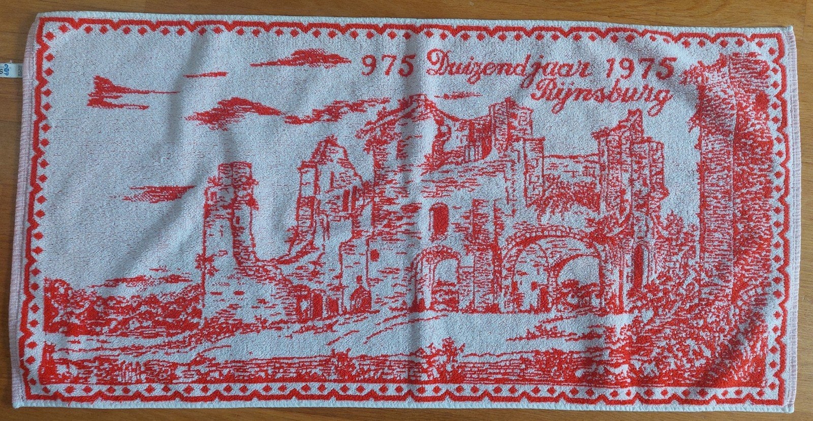 1000 jaar RIJNSBURG HERDENKINGS handdoek 85 bij 45  vintage, Huis en Inrichting, Ophalen, Handdoek, Nieuw, Rood