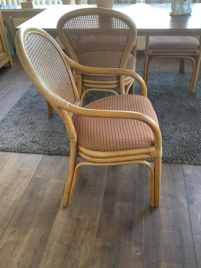 4 rotan eettafel stoelen en een blank  eiken salontafel, Ophalen, 100 tot 150 cm, 50 tot 100 cm, Zo goed als nieuw