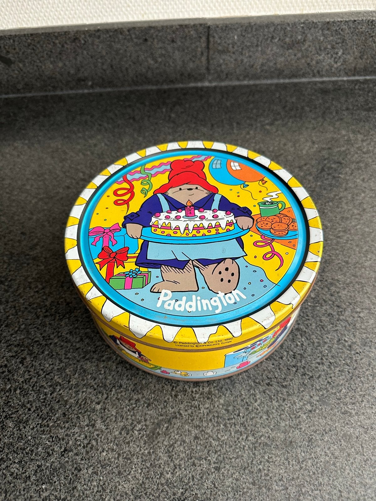 Vintage Paddington Beer Koekblik - 1992, Minder dan 50 cm, Gebruikt, Ophalen of Verzenden, Metaal