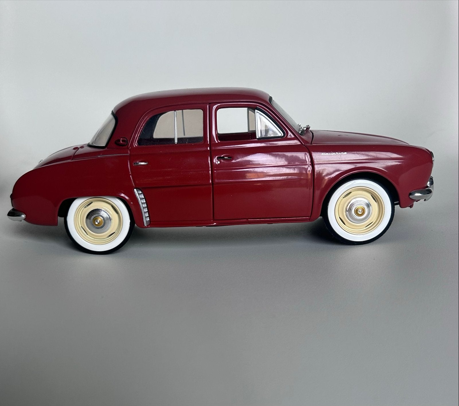 Renault Dauphine modelauto - Rood, Hobby en Vrije tijd, 1:50 of kleiner, Auto, Zo goed als nieuw, Ophalen