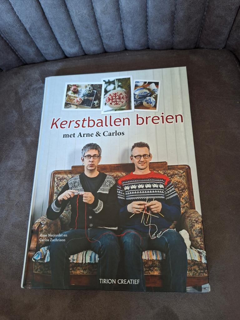 Kerstballen breien met Arne & Carlos - Boek, Ophalen of Verzenden, Zo goed als nieuw, Breien en Haken, Arne Nerjordet en Carlos Zachrison