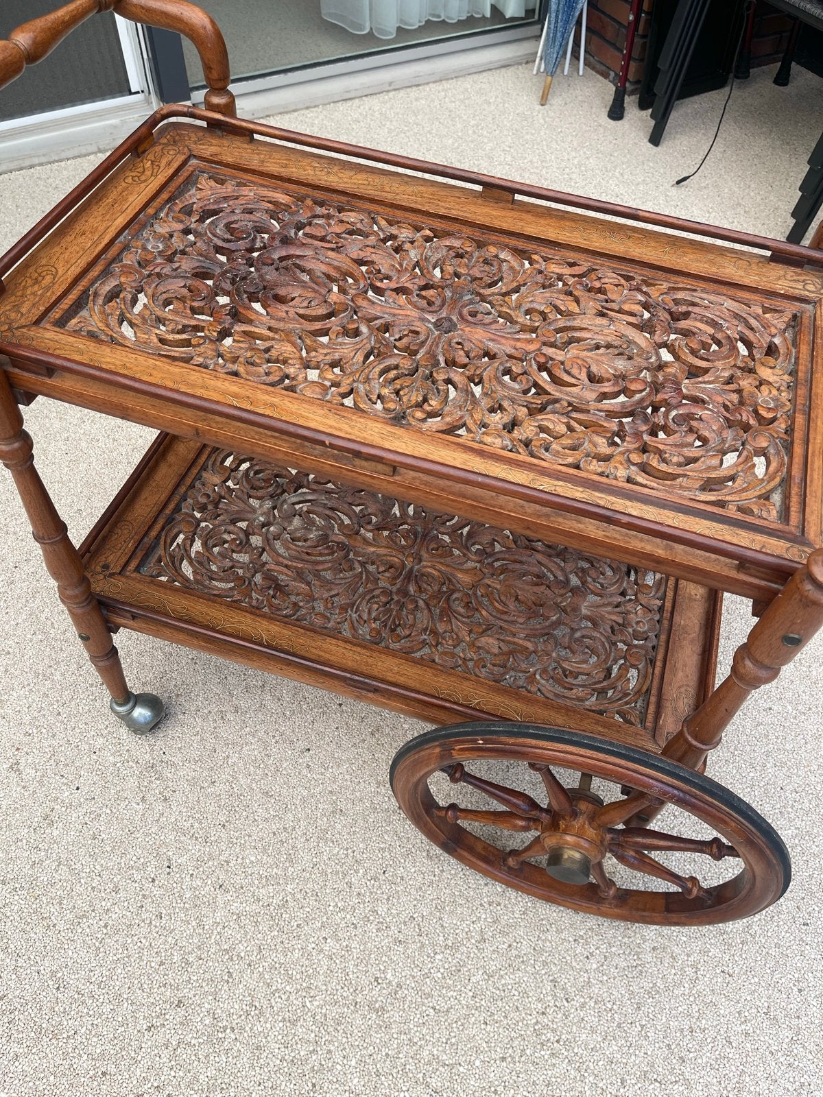 Antieke houten theewagen, Ophalen