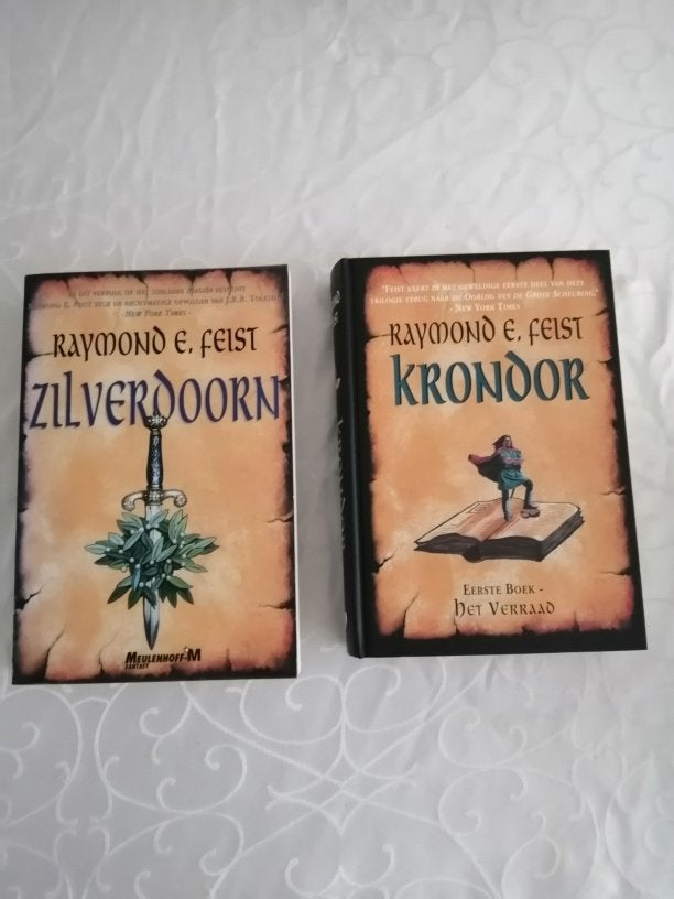 2 Fantasyboeken van Raymond E. Feist, Krondor en Zilverdoorn, Ophalen of Verzenden, Zo goed als nieuw