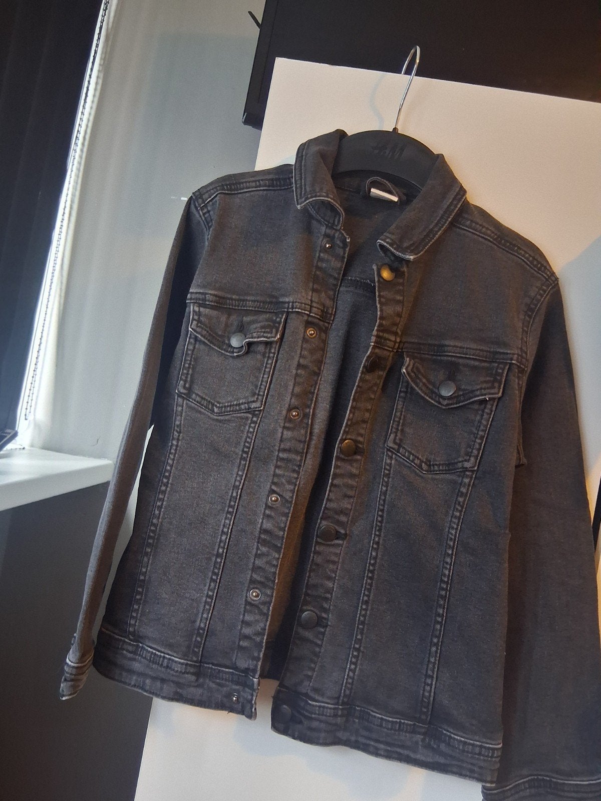 Jongens spijkervest zwart Hema maat 134/140 netjes, Kinderen en Baby's, Kinderkleding | Maat 134, Ophalen, Zo goed als nieuw, Hema