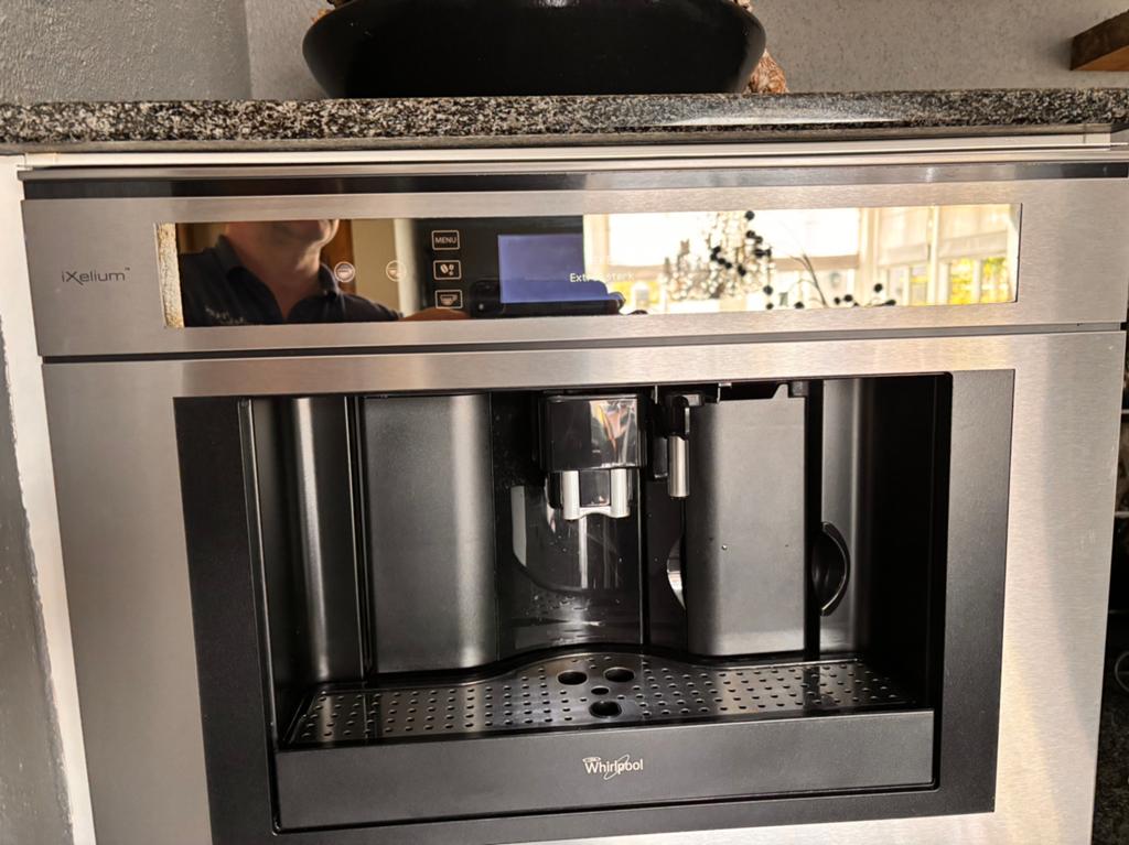 Whirlpool Inbouw Koffiemachine met Melkopschuimer, Witgoed en Apparatuur, Koffiezetapparaten, Gebruikt, Koffiemachine, Koffiebonen