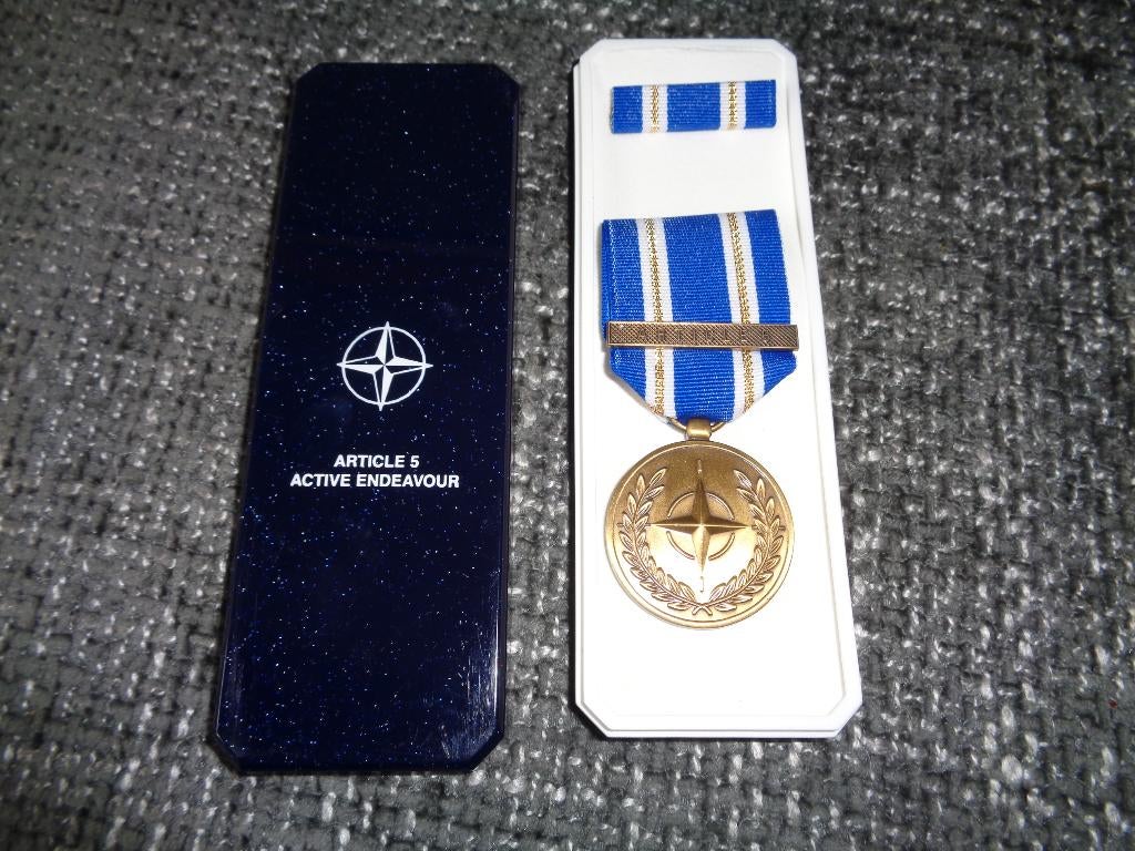 Medaille NATO article 5 active endeavour in doosje met baton, Verzamelen, Militaria | Algemeen, Verzenden, Landmacht, Nederland