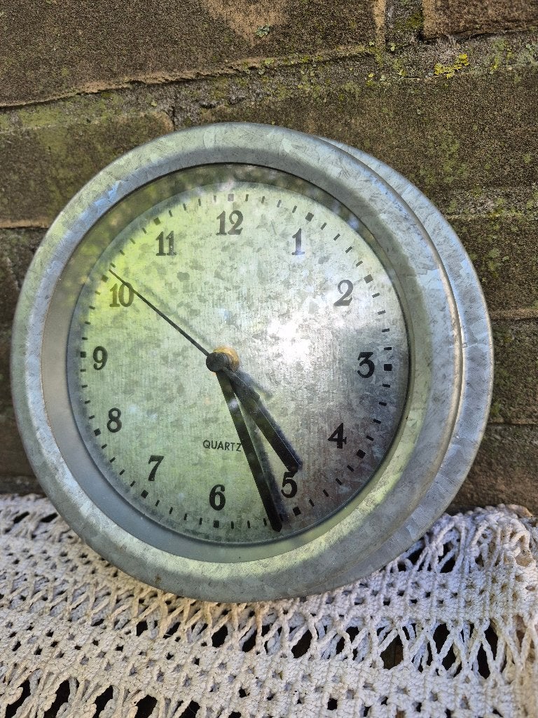 wandklok met industriële look, Analoog, Werkt op batterijen, Ophalen of Verzenden, Industrieel