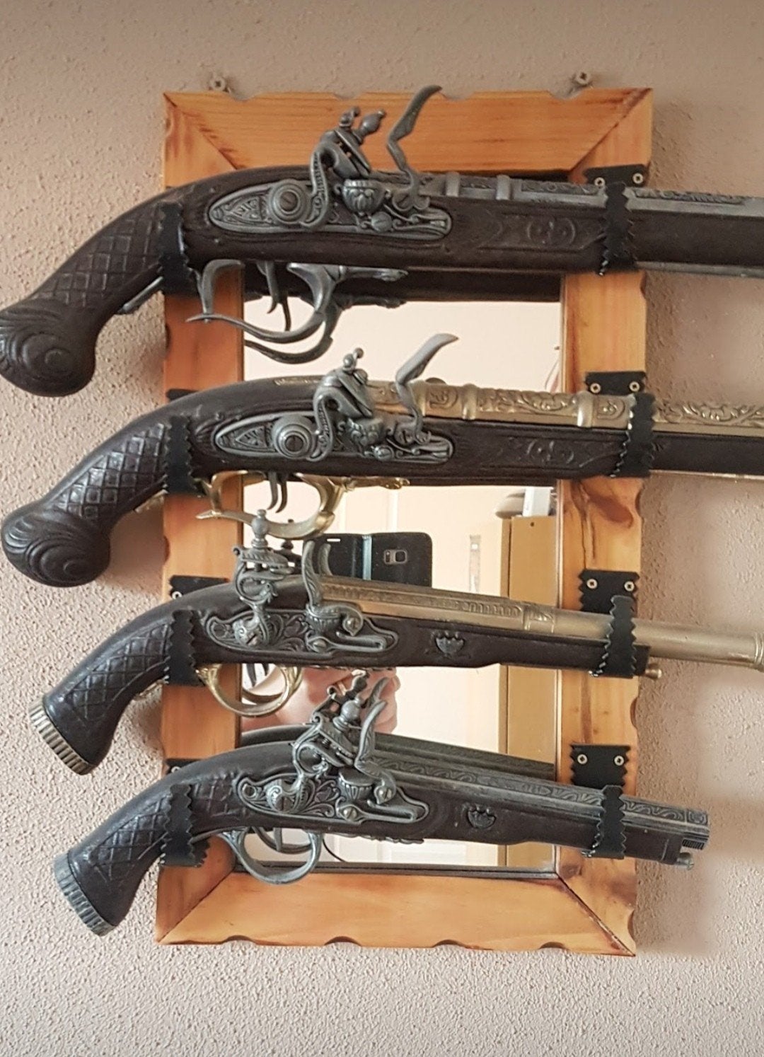 muur decoratie met nep pistolen, Ophalen