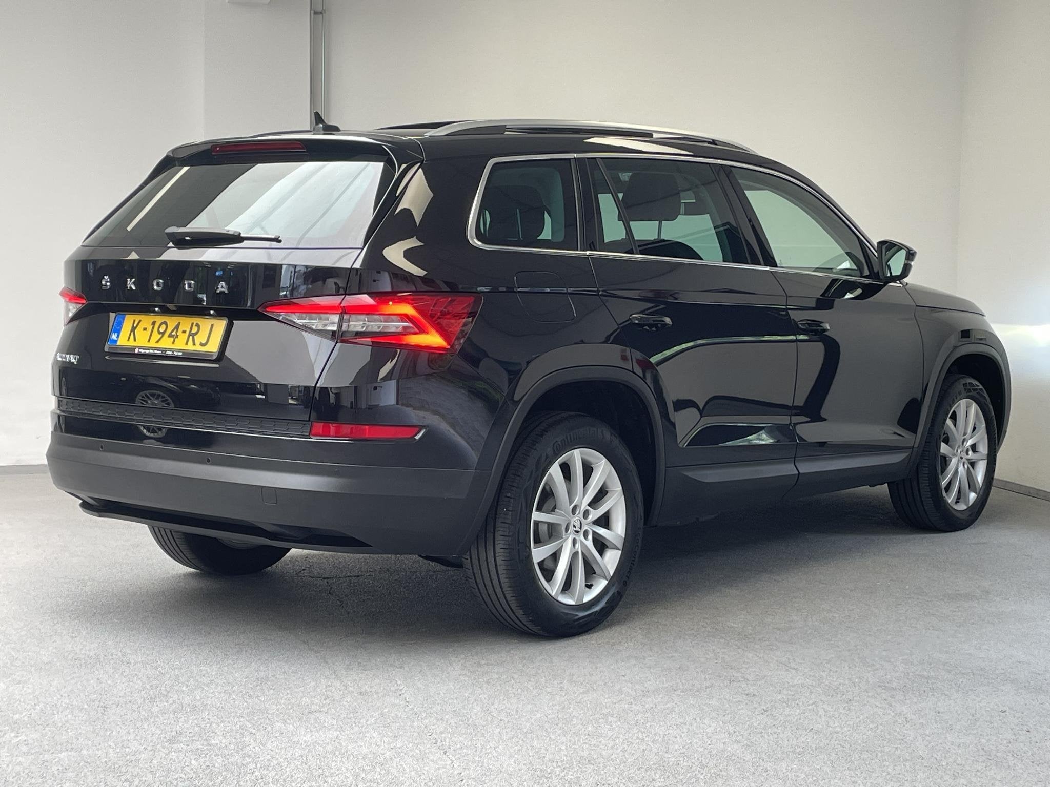 Skoda Kodiaq 1.5 TSI Business Edition 7p. | PANO | CANTON |, Auto's, 4 cilinders, Zwart, Origineel Nederlands, Handgeschakeld