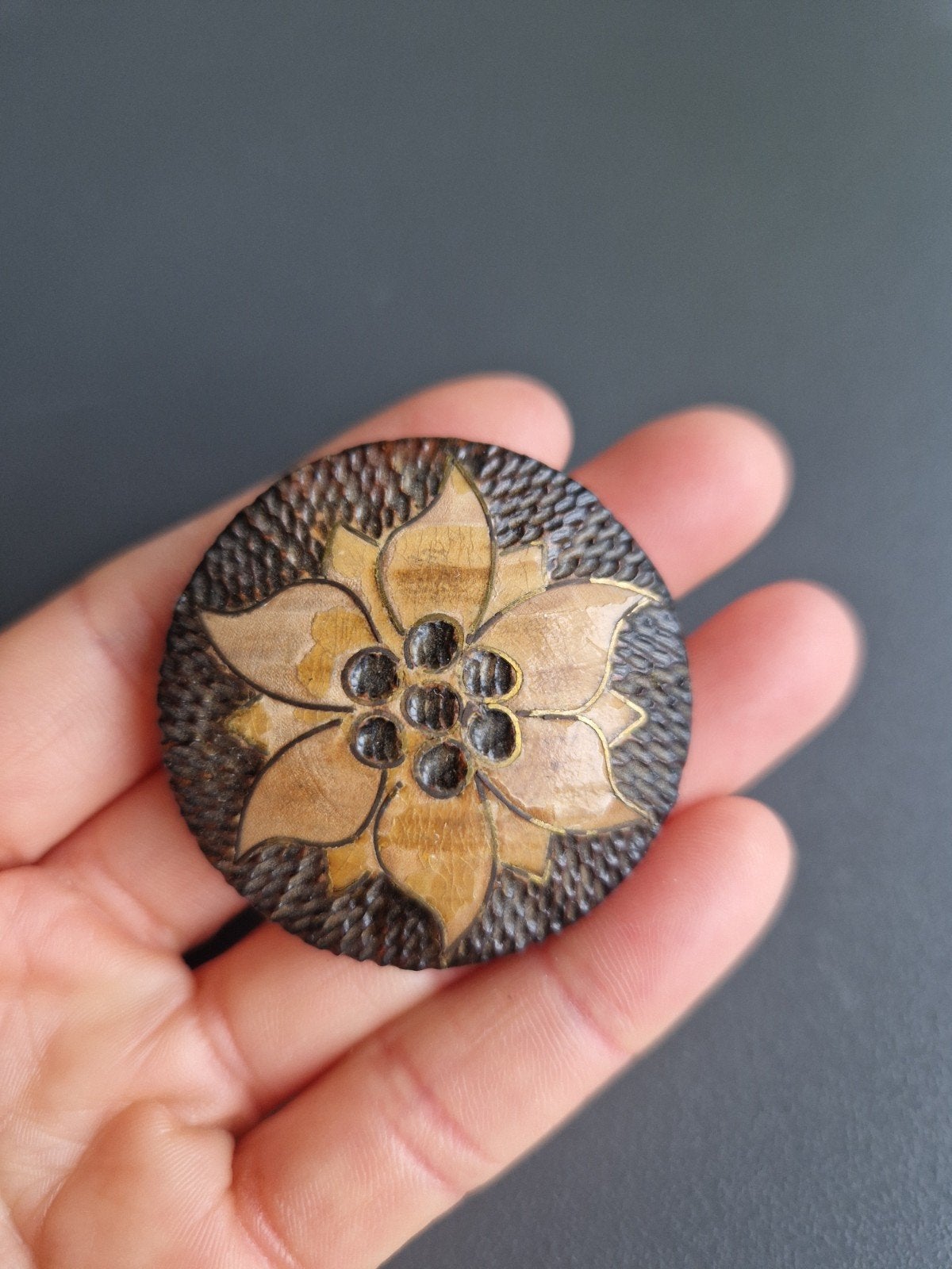 Oude houten broche, Overige materialen, Gebruikt, Bruin, Minder dan 4 cm
