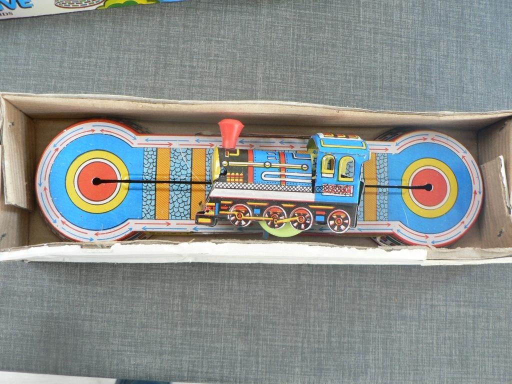 BLIKKEN TREIN OP RAIL BEAUTY TOYS 30 CM MET DOOS, Antiek en Kunst, Antiek | Speelgoed, Ophalen of Verzenden