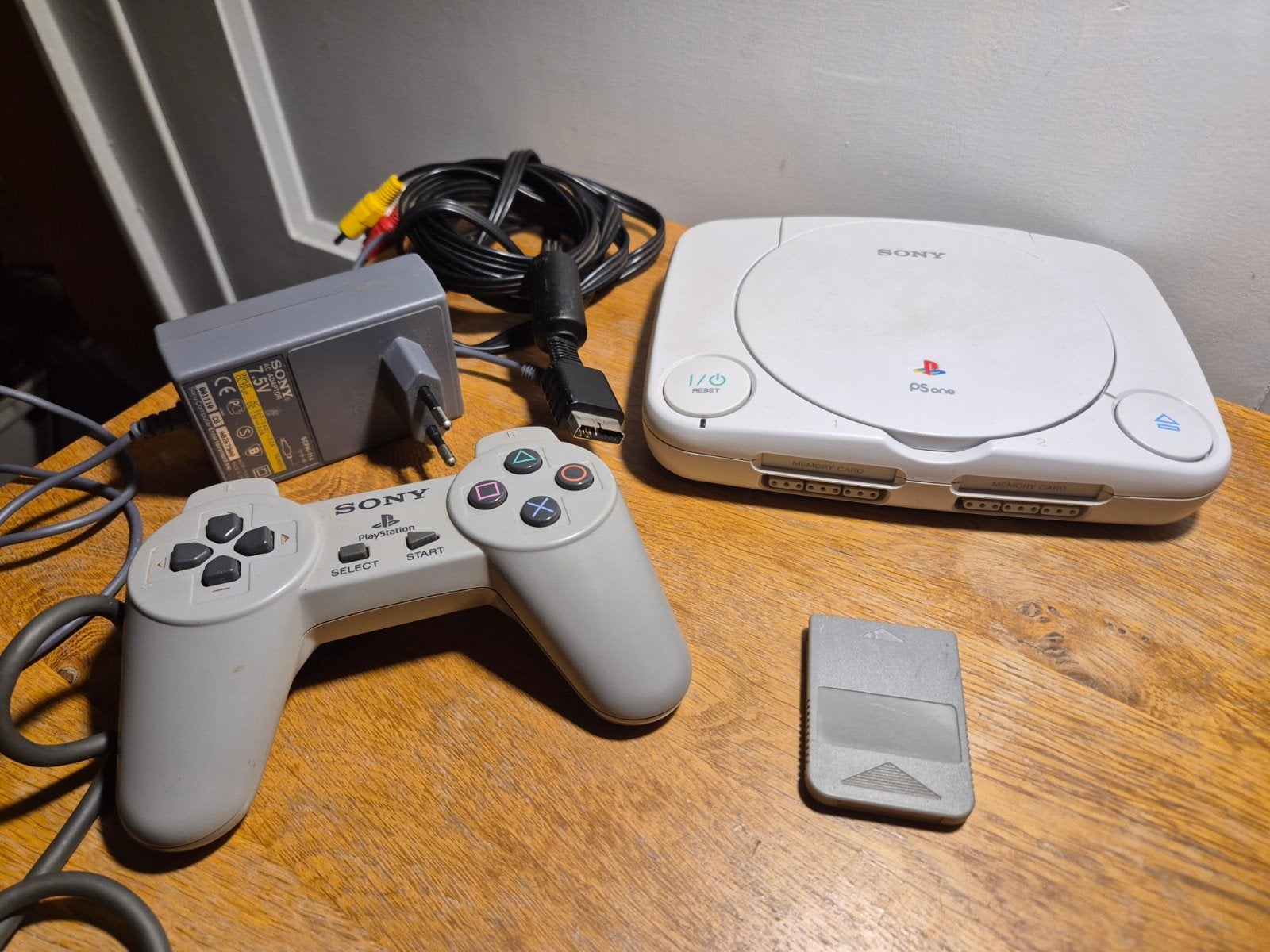 PlayStation 1 compleet met kabels, controller en memorycard, Spelcomputers en Games, Ophalen of Verzenden, Zo goed als nieuw, Met 1 controller