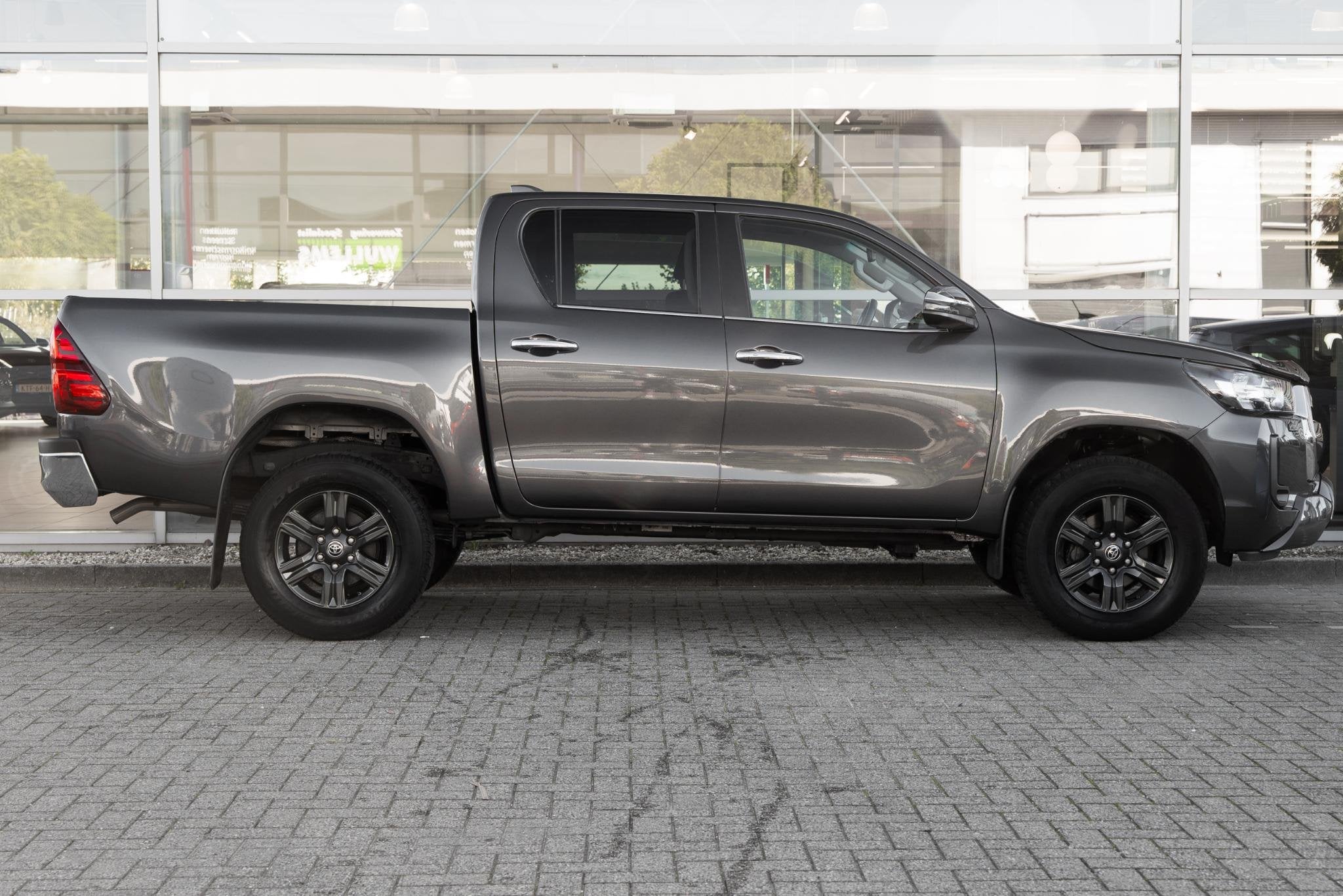 Toyota HiLux 2.4 D-4D Double Cab Challenger 5 zits in 2027, Automaat, Stof, Gebruikt, Euro 6