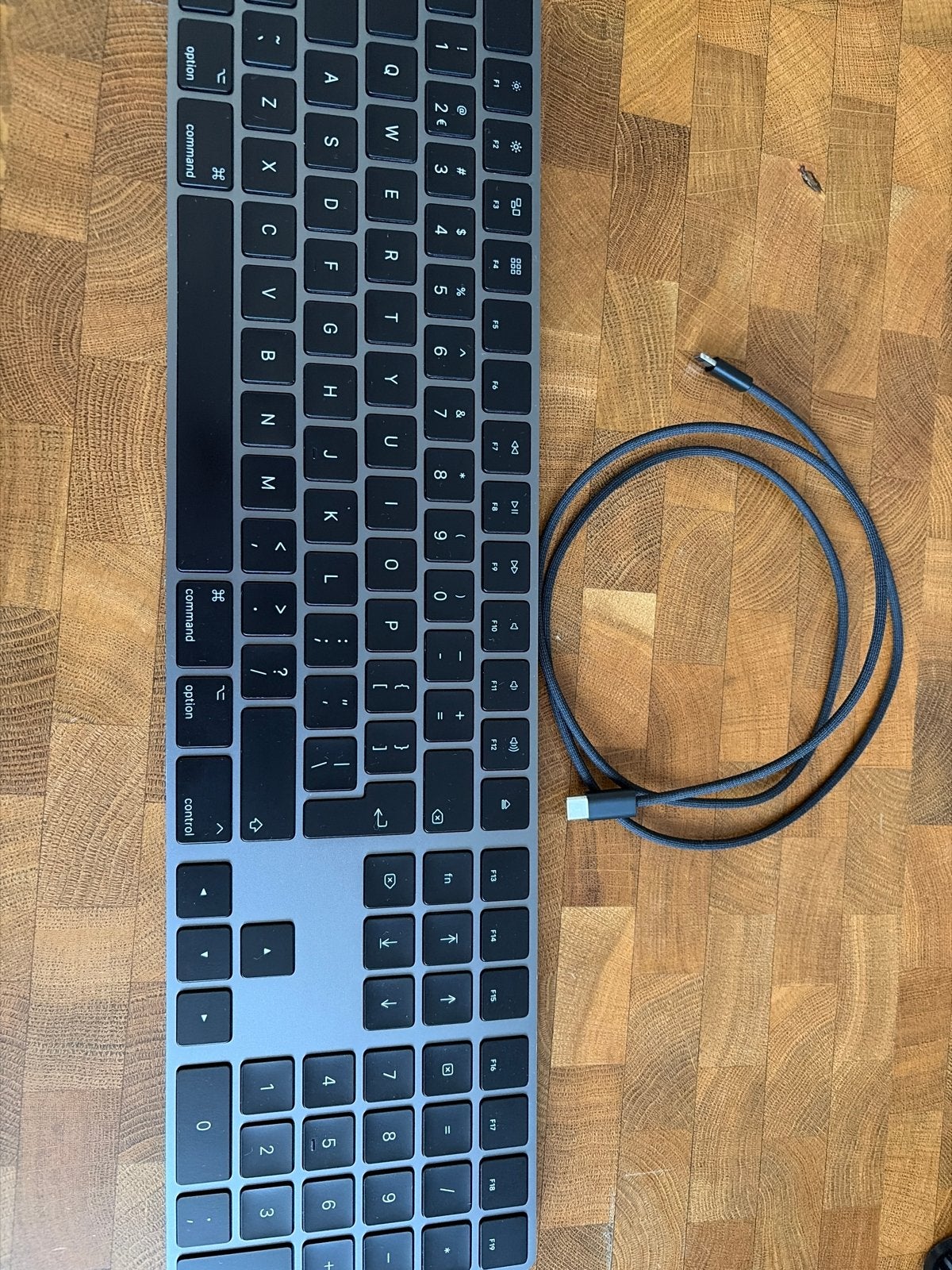 Apple Magic Keyboard met numeriek toetsenblok (QWERTY), Computers en Software, Toetsenborden, Ophalen, Zo goed als nieuw, Draadloos