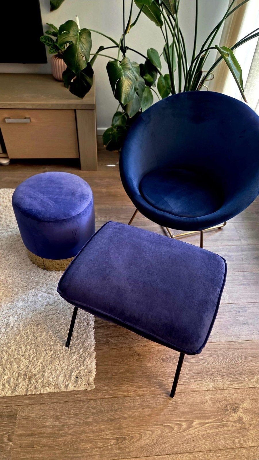 Luxe blauwe velvet fauteuil en hocker, Huis en Inrichting, Fauteuils, Ophalen, 75 tot 100 cm, Zo goed als nieuw, Stof