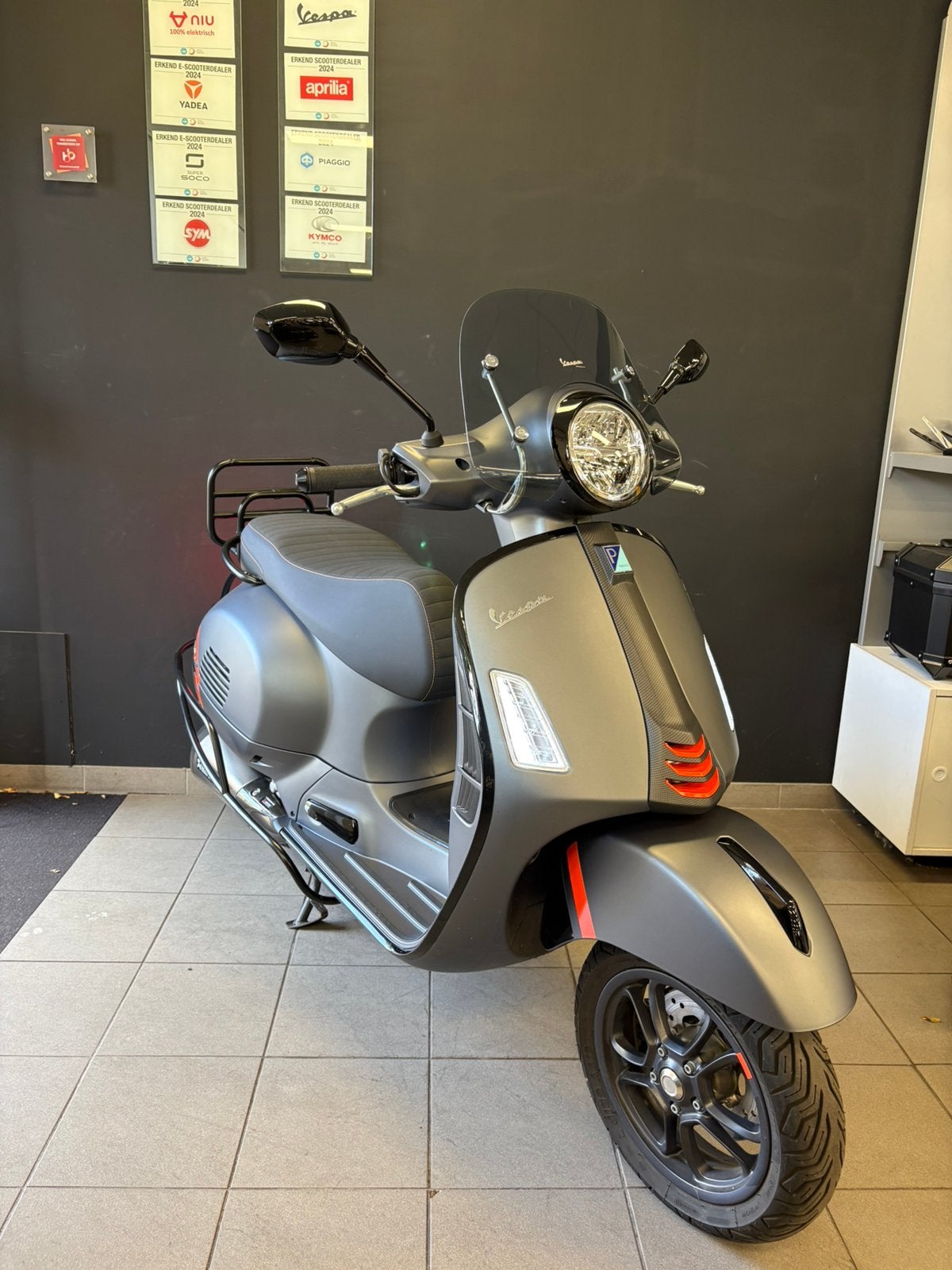 Vespa GTS 300CC Super Sport 2024 / Akrapovic / Valbeugels, Ophalen, Overige modellen, Zo goed als nieuw, Benzine