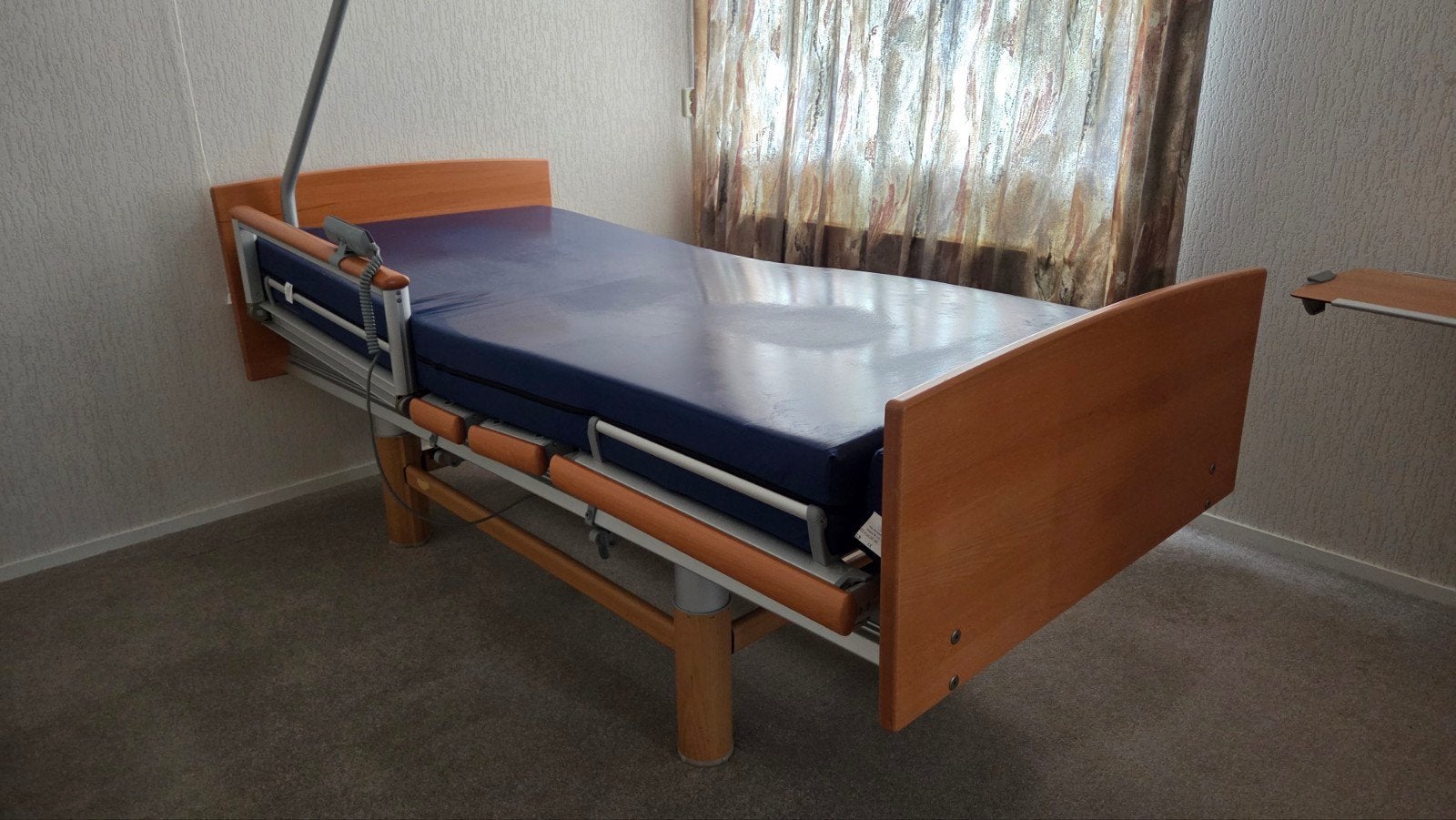 thuiszorgbed  + kast & opklapbare tafel op wielen., Diversen, Verpleegmiddelen, Ophalen, Gebruikt
