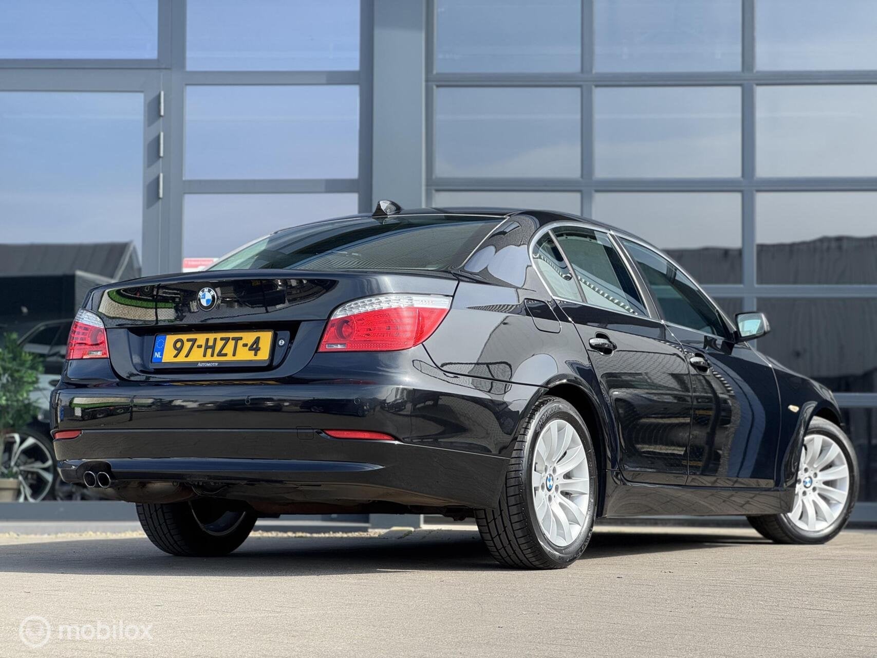 BMW 5-serie 523i LCI Org NL TREKHAAK / LEER / AUT / PDC, Achterwielaandrijving, Automatische klimaatregeling, Zwart, Bedrijf
