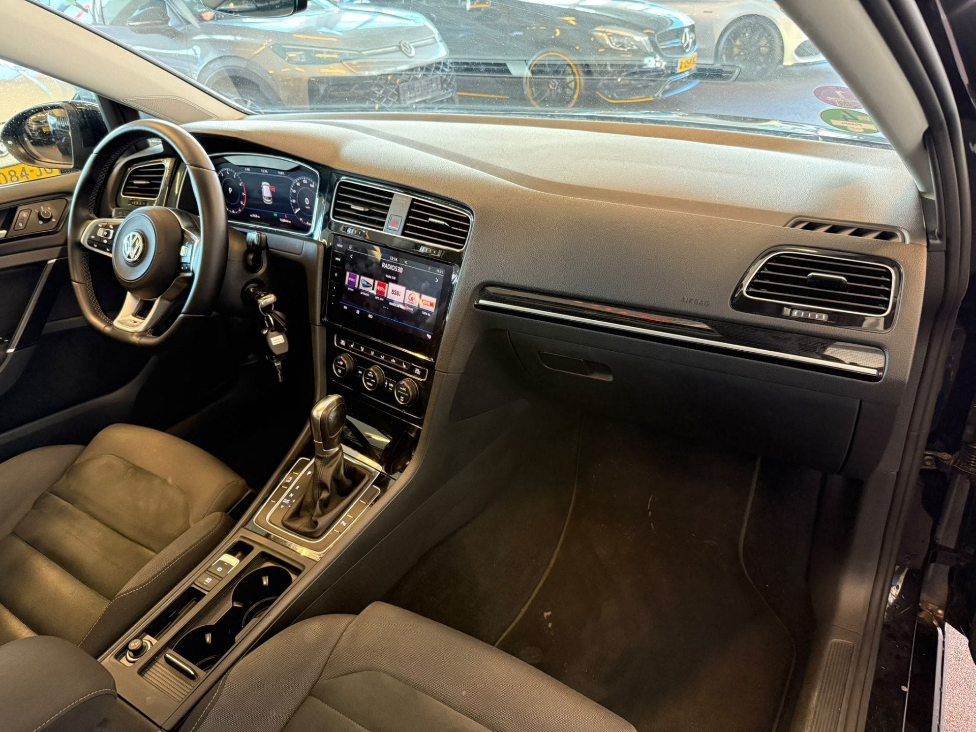 Foto 3 van Volkswagen Golf 1.5 TSI Highline R-Line Automaat | Panoramad