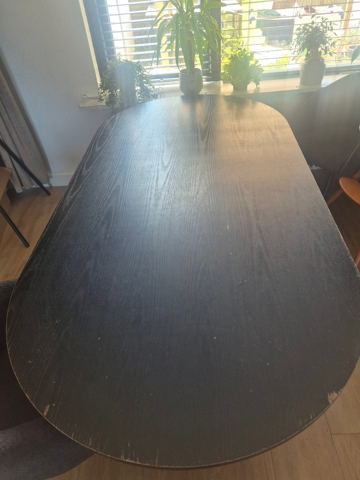 Zwarte ovale eettafel met metalen onderstel, Gebruikt, 100 tot 150 cm, Vijf personen of meer, 150 tot 200 cm