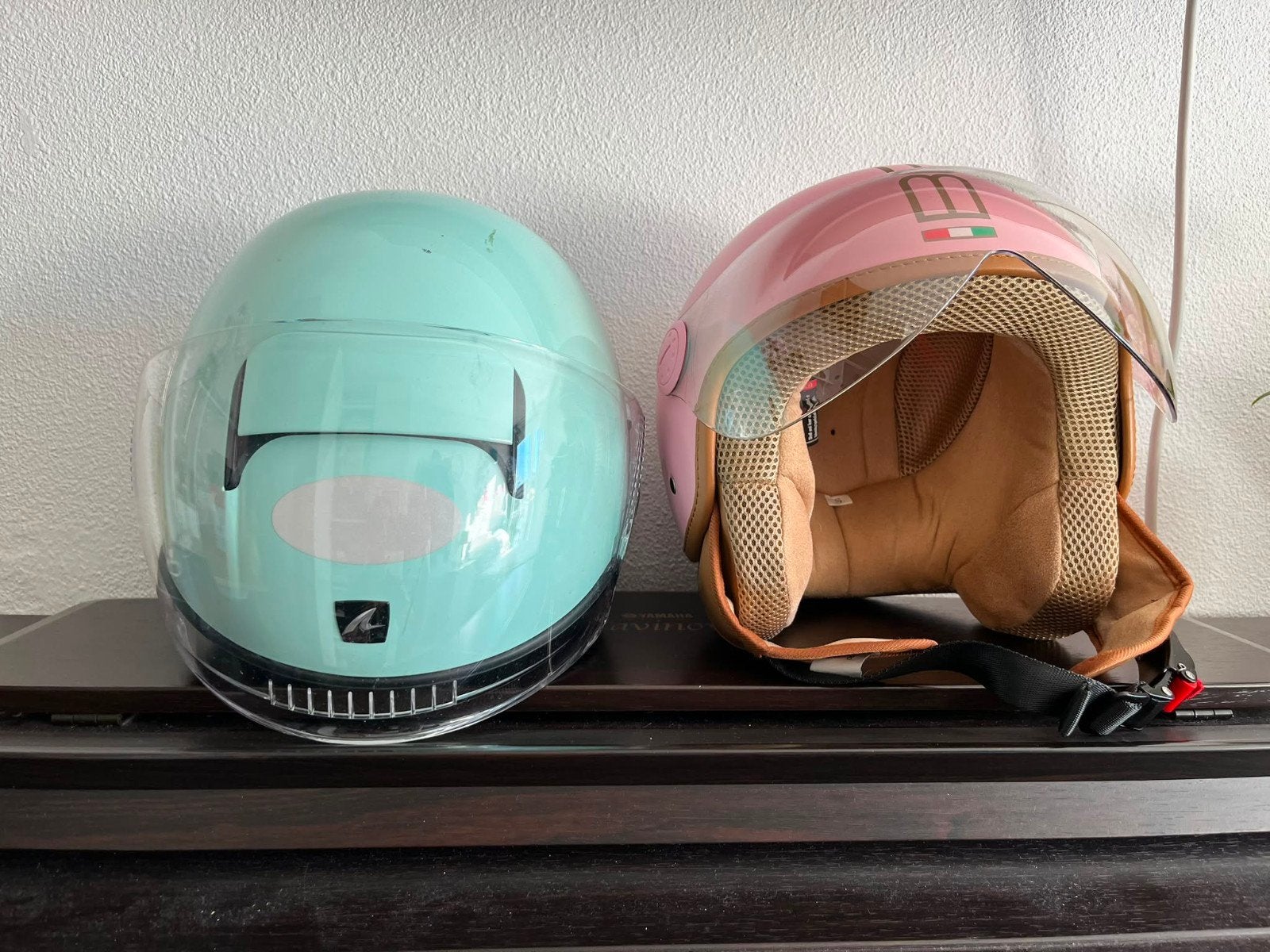Scooter accessoires: 2 helmen, kettingslot, beenkleed, Ophalen, Gebruikt, Small
