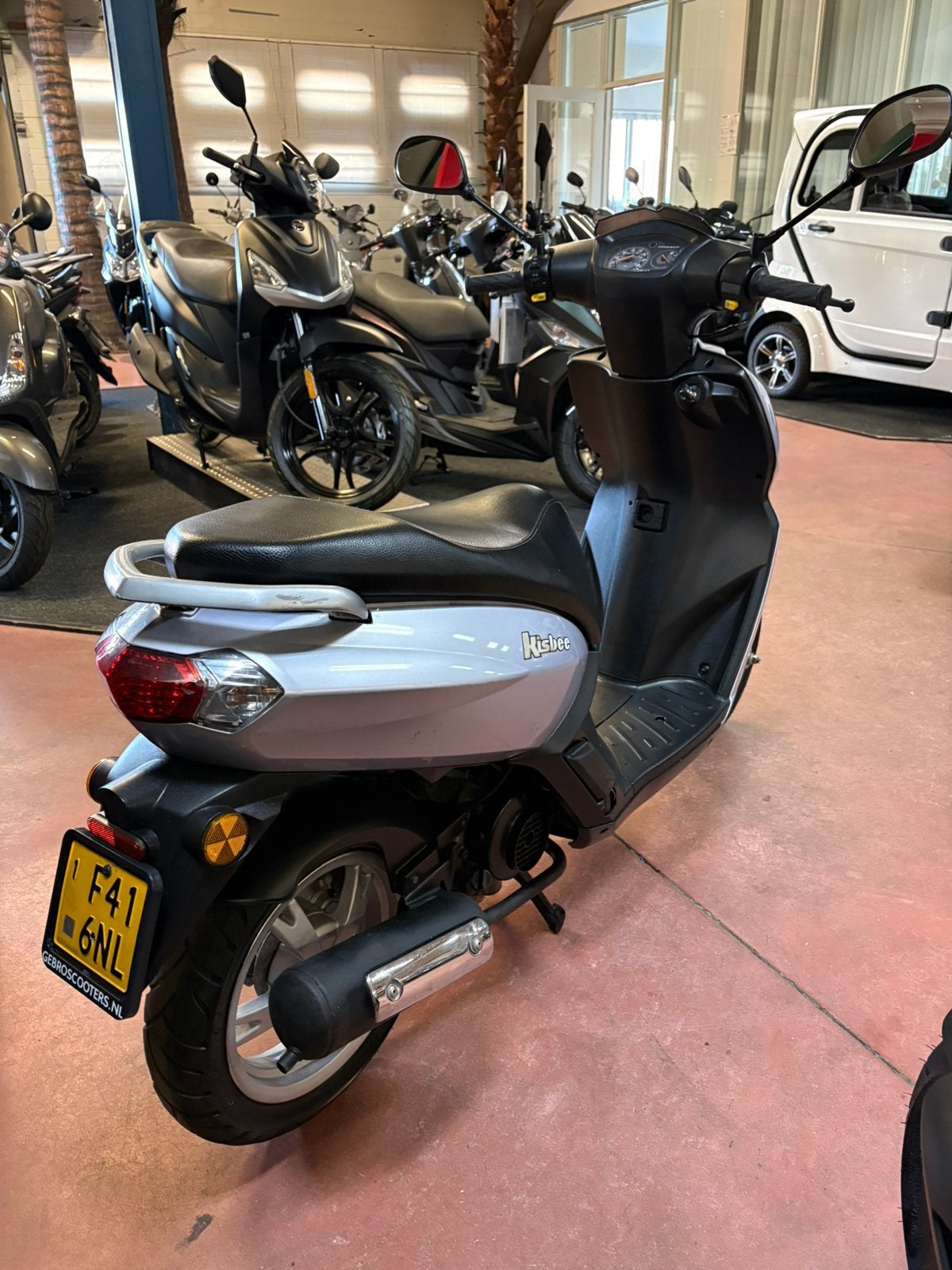 Gebro scooters: Peugeot kisbee 45KM BJ2013 BROM, Fietsen en Brommers, Scooters | Peugeot, Gebruikt, Overige modellen, Maximaal 45 km/u