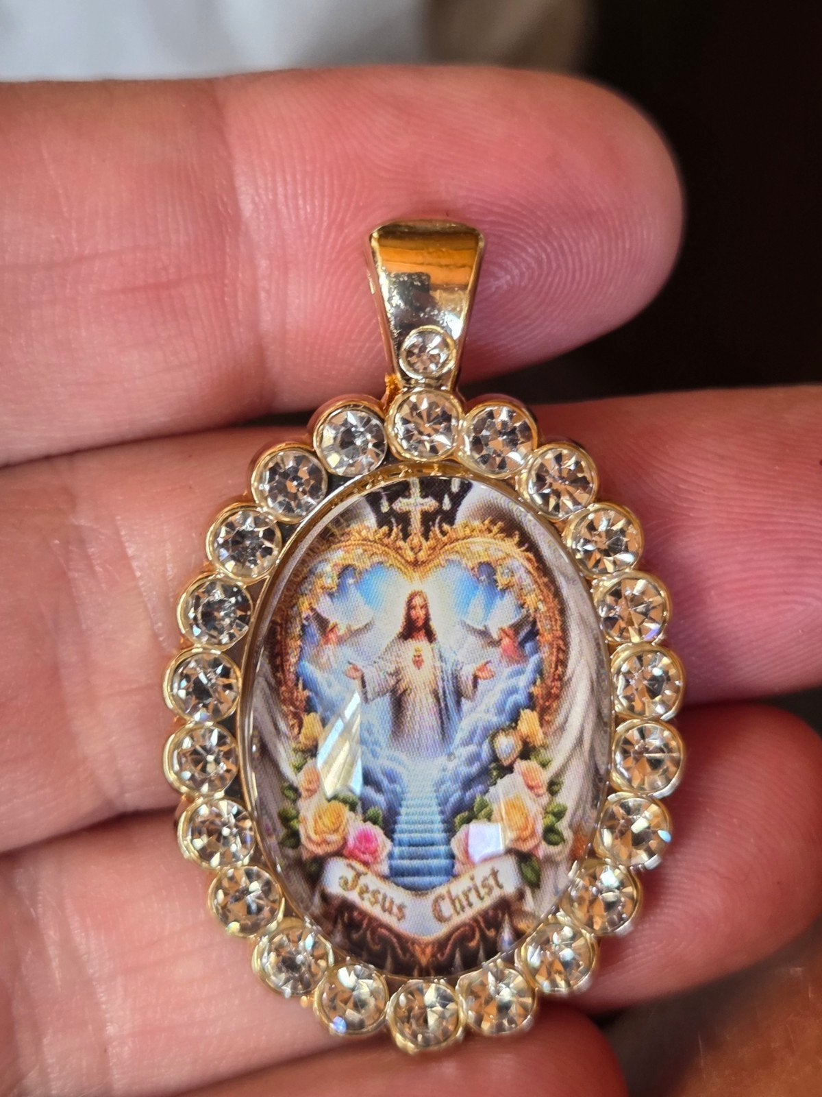 Prachtige Jezus Hanger met Strass - Gou dkleurig, Overige materialen, Overige voorstellingen, Nieuw, Ophalen of Verzenden