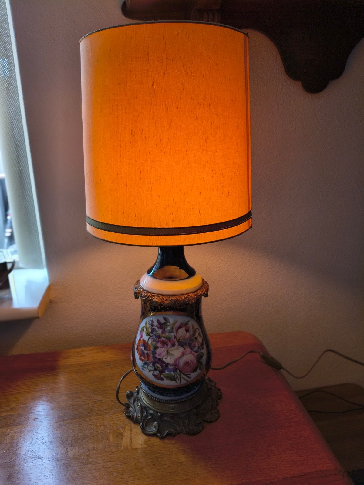Grote porseleinen lamp, voormalige olielamp met bronzen voet, Ophalen of Verzenden
