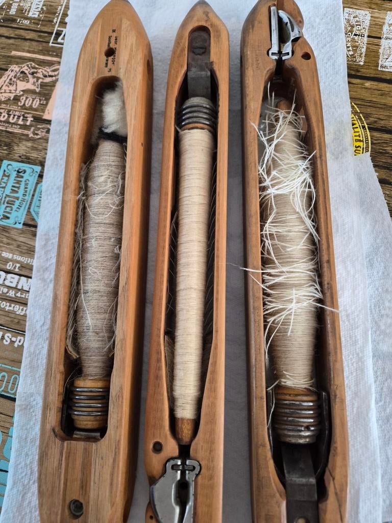 Set van 3 houten weefspoelen met garen, Hobby en Vrije tijd, Knutselen, Gebruikt, Gereedschap of Toebehoren, Overige merken, Hout