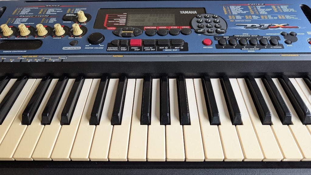 Yamaha DJX Keyboard met tas, standaard, pedaal en MIDI-kabel, Muziek en Instrumenten, Ophalen, Yamaha, Midi-aansluiting, 61 toetsen