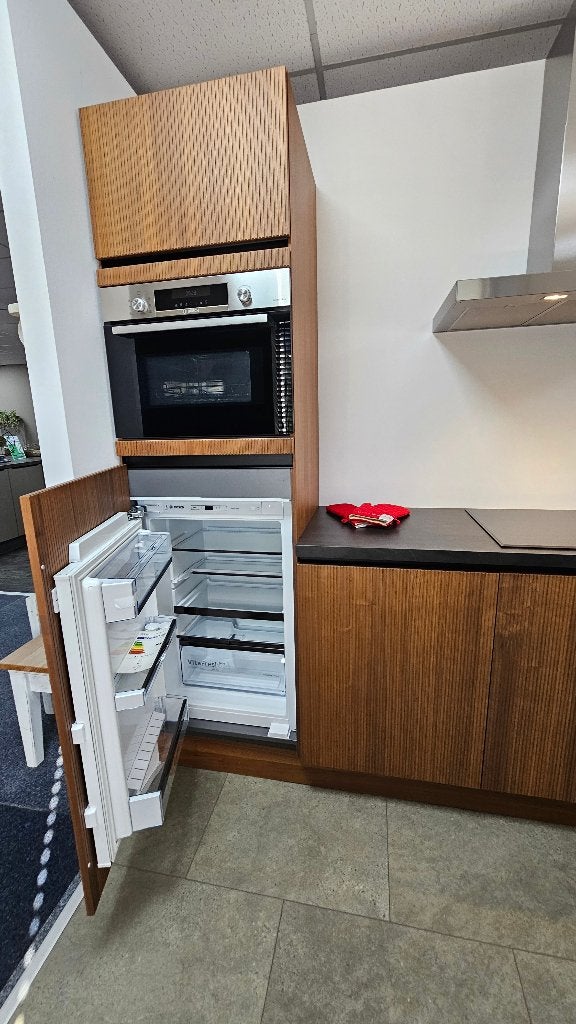 Showroomkeuken notenhout compleet met Bosch apparatuur, Huis en Inrichting, Nieuw, 200 cm of meer, Werkstraße 3 32289 Rödinghausen Duitsland