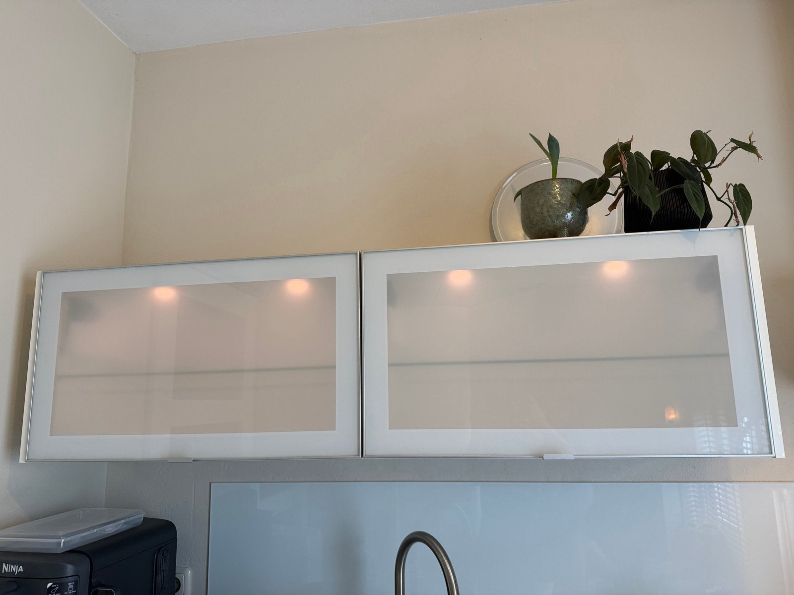 IKEA Bovenkasten met Glazen Deuren en Verlichting, Huis en Inrichting, Ophalen, Gebruikt