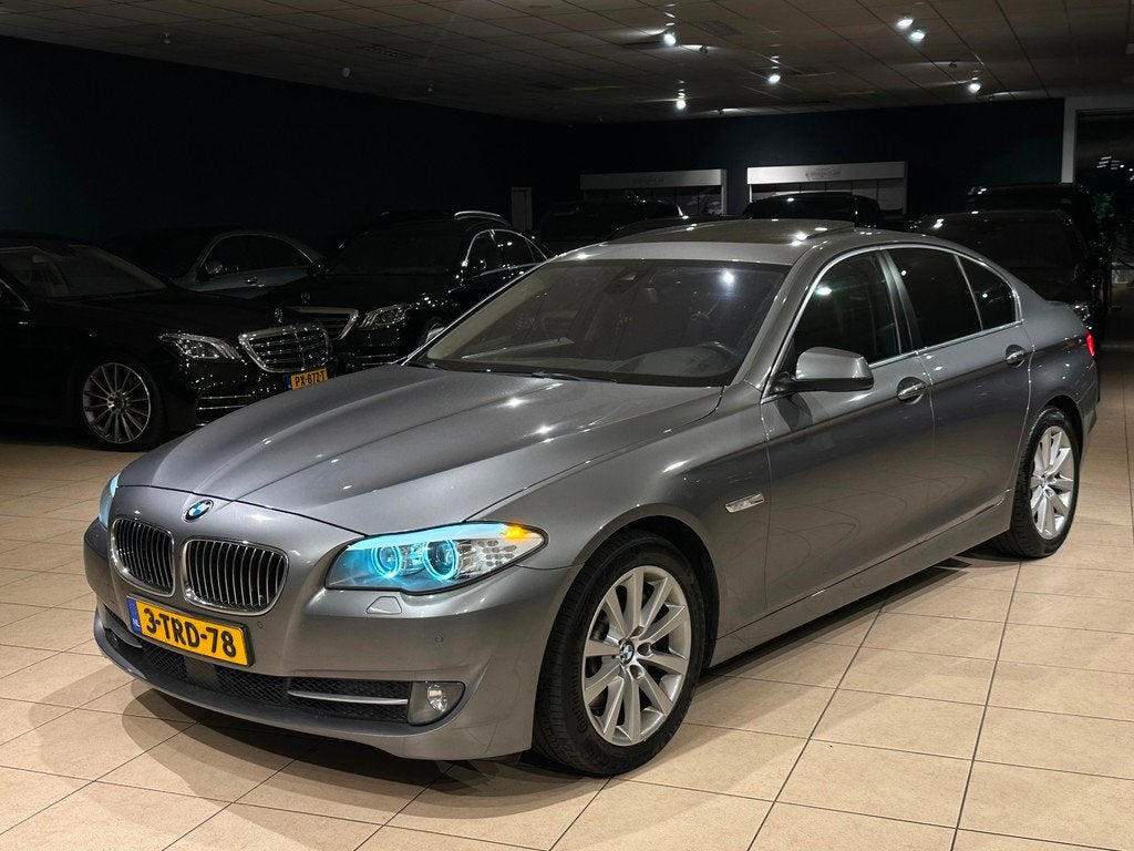 BMW 5-serie 530d|HUD|ACC|TREKHAAK|OPENDAK|SOFTCLOSE|BOMVOL, Euro 5, Achterwielaandrijving, Gebruikt, 1670 kg