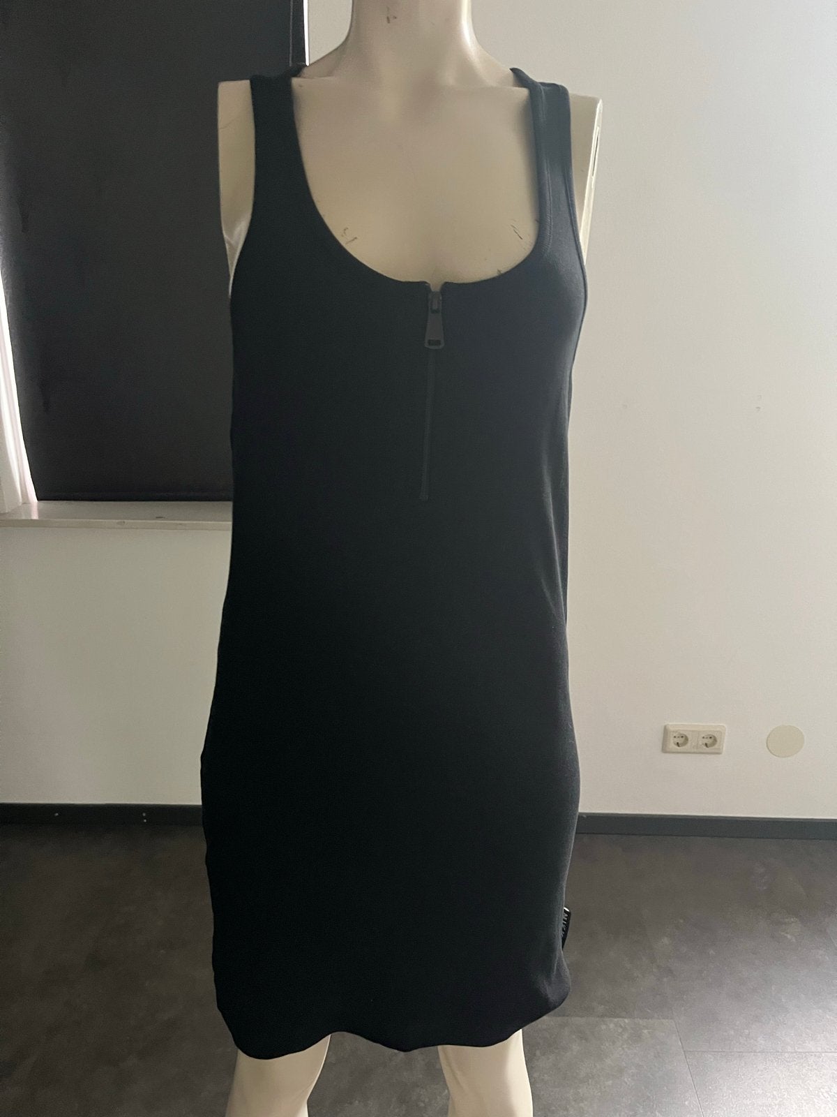 Nikkie Zwarte Rib Jurk met Rits - Maat 42, Zwart, Maat 42/44 (L), Nieuw, Ophalen of Verzenden