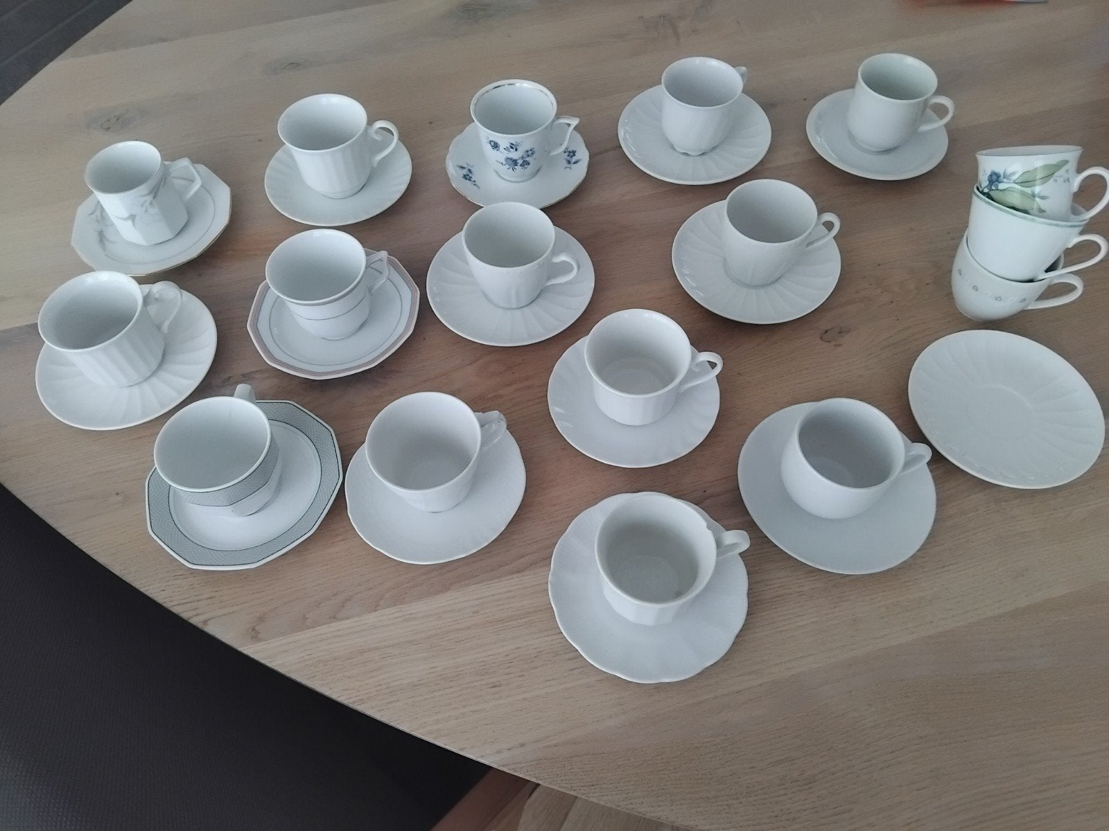 Diverse kopjes en schotels - 14 complete sets + extra's, Ophalen