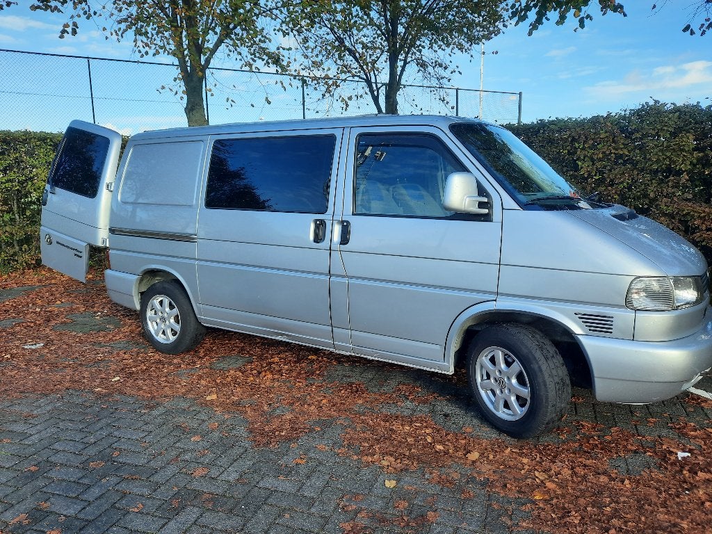 Buscamper Multivan 2.5tdi Volkswagen Transporter T4 102pk, Auto's, Dealer onderhouden, 2000 kg, Grijs, Particulier