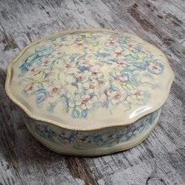 Oude koektrommel uit oma's tijd met bloemendecoratie, Ophalen