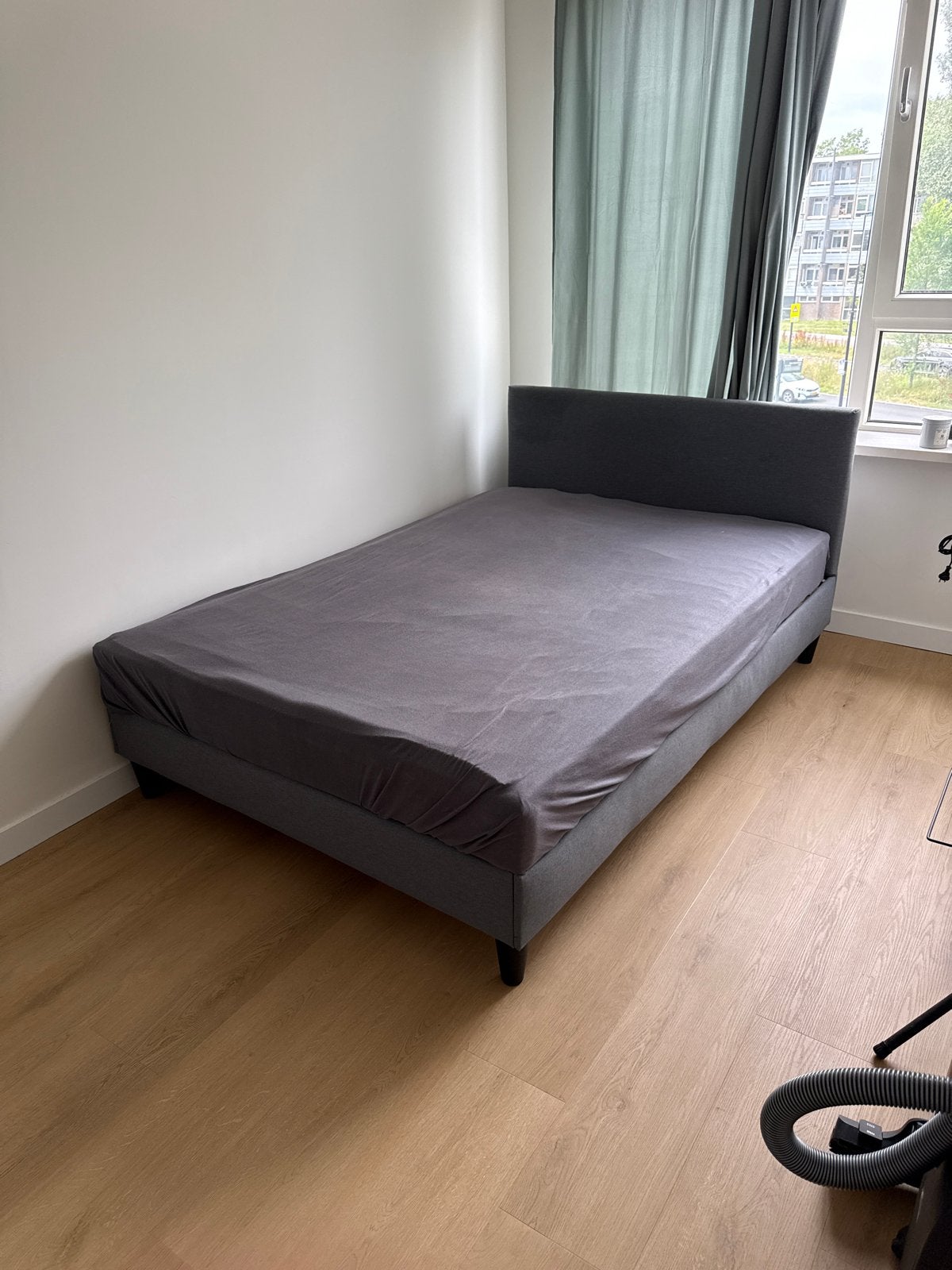 Comfortabel grijs bed met hoofdbord, Ophalen, Gebruikt, 90 cm, Eenpersoons