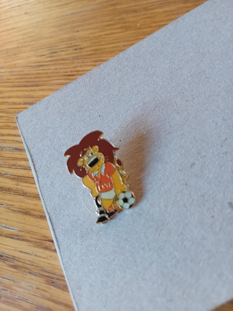 KNVB pin mascotte Dutchy de Leeuw 3x1,5cm, Ophalen of Verzenden, Zo goed als nieuw, Overige onderwerpen